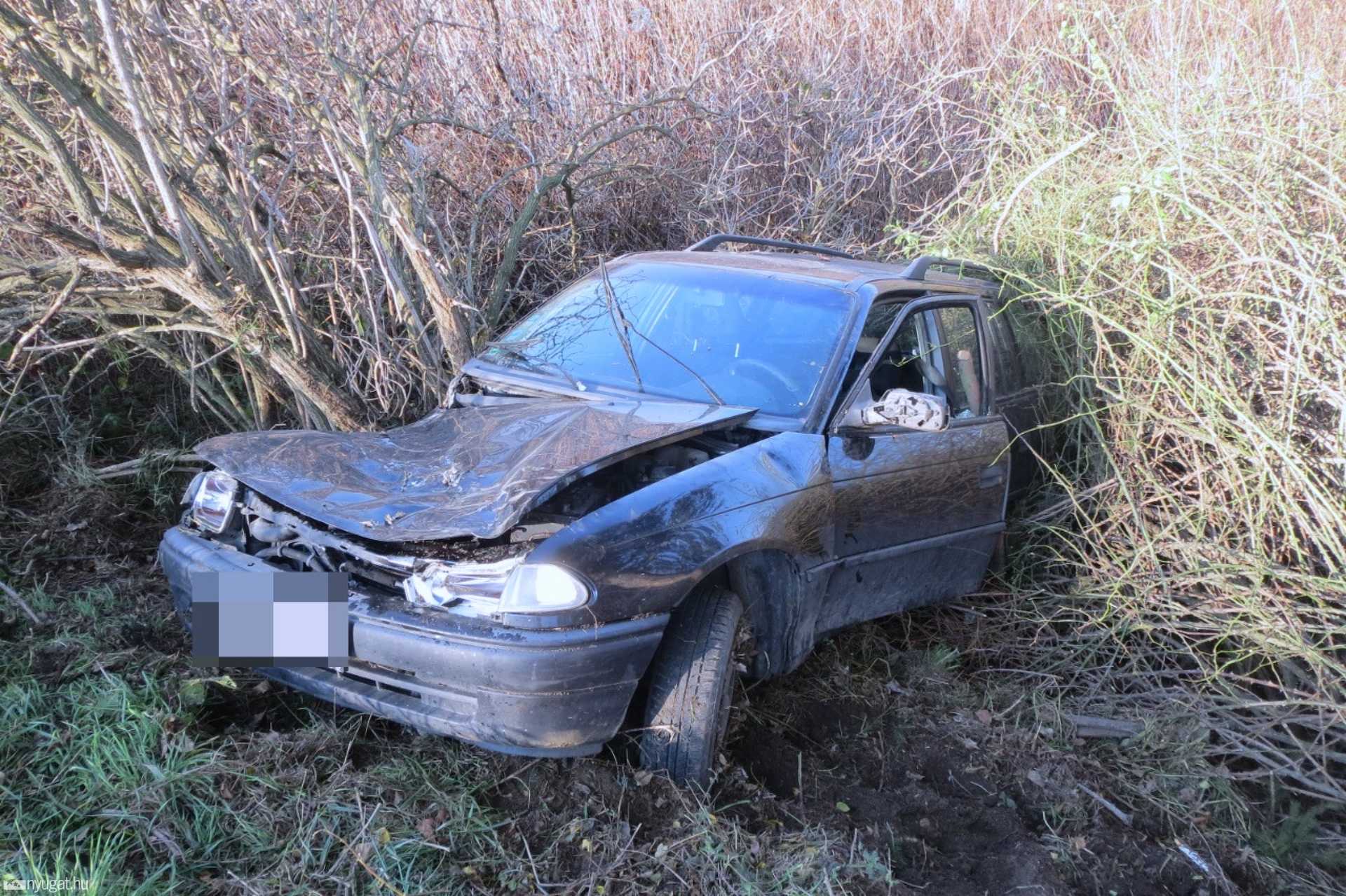 Megcsúszott a jeges úton egy Opel, megsérült a sofőr