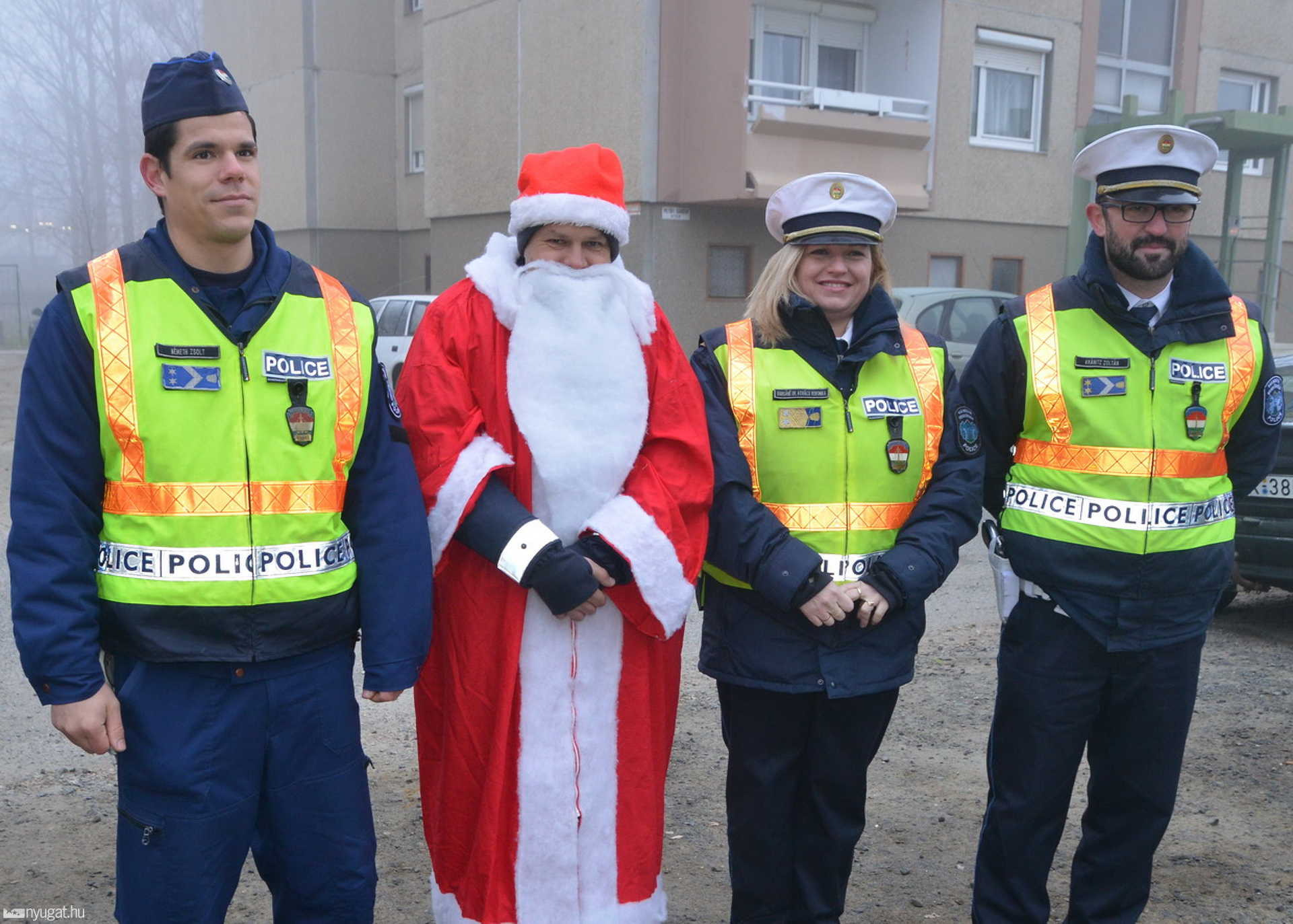 Mikulás és rendőrök Sárváron