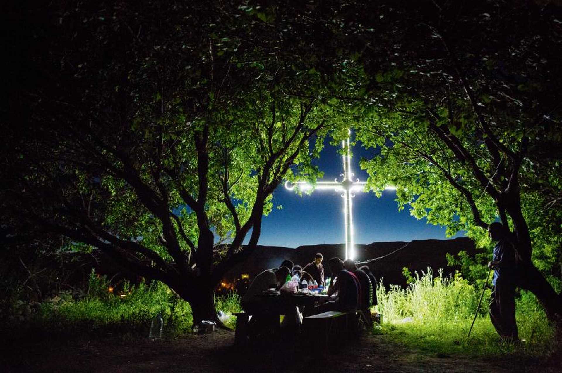 Falusiak piknikeznek sárgabarack fák alatt, Bagaranban, Örményországban