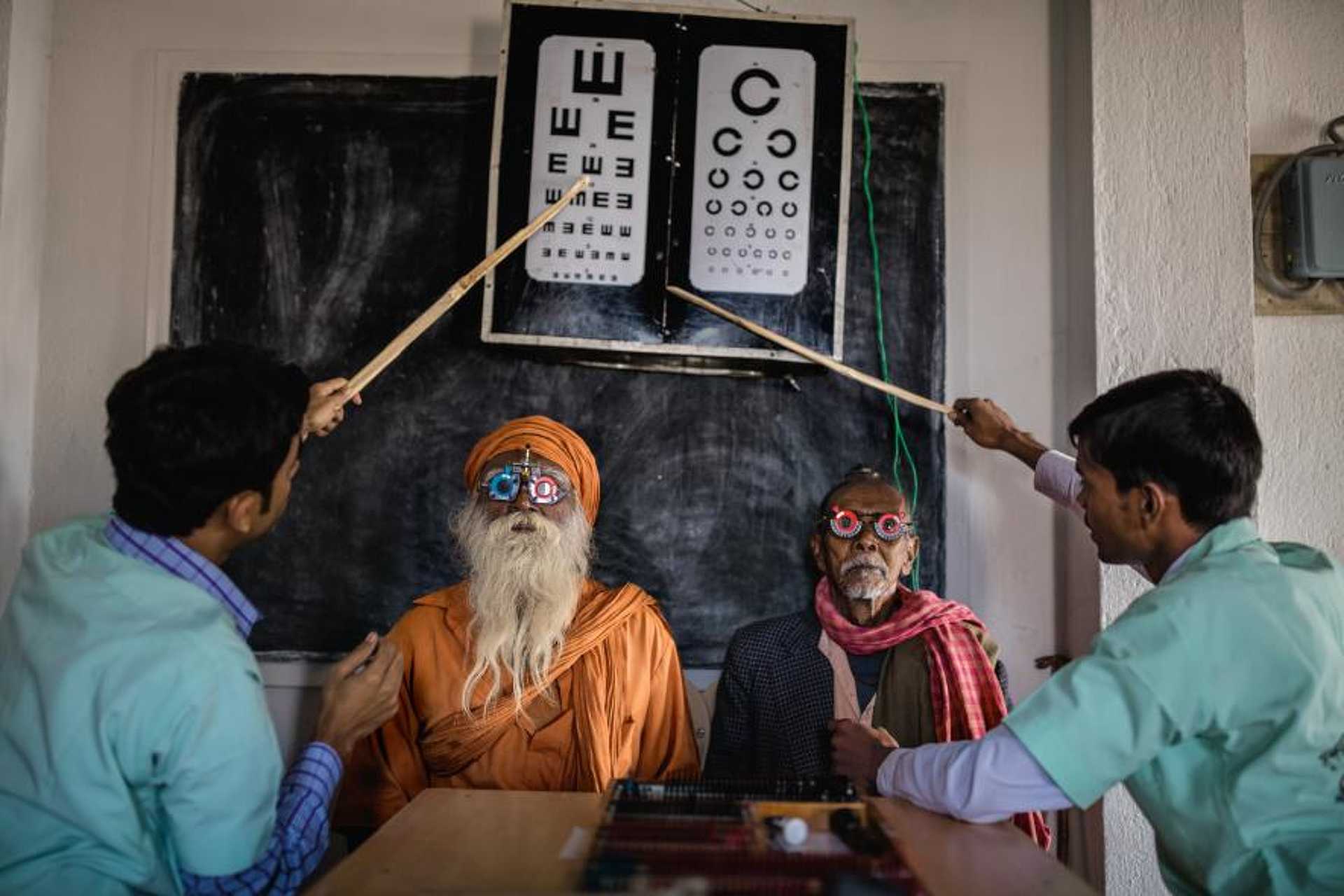 Szemészek végeznek vizsgálatot India Sundarbans régiójában. Céljuk, India 8 milliós vak népességének csökkentése