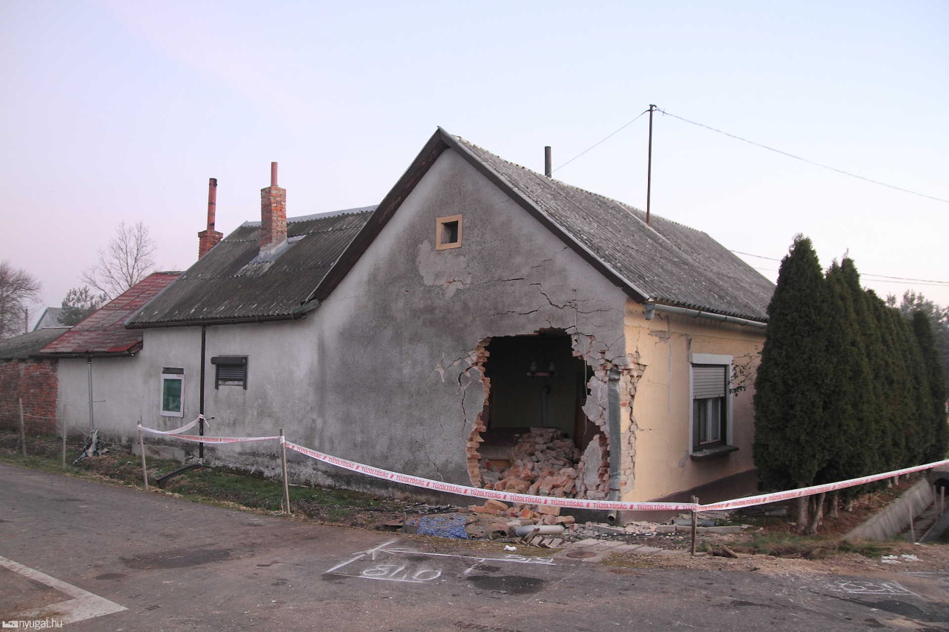 Házba hajtott egy autó Zalabaksán
