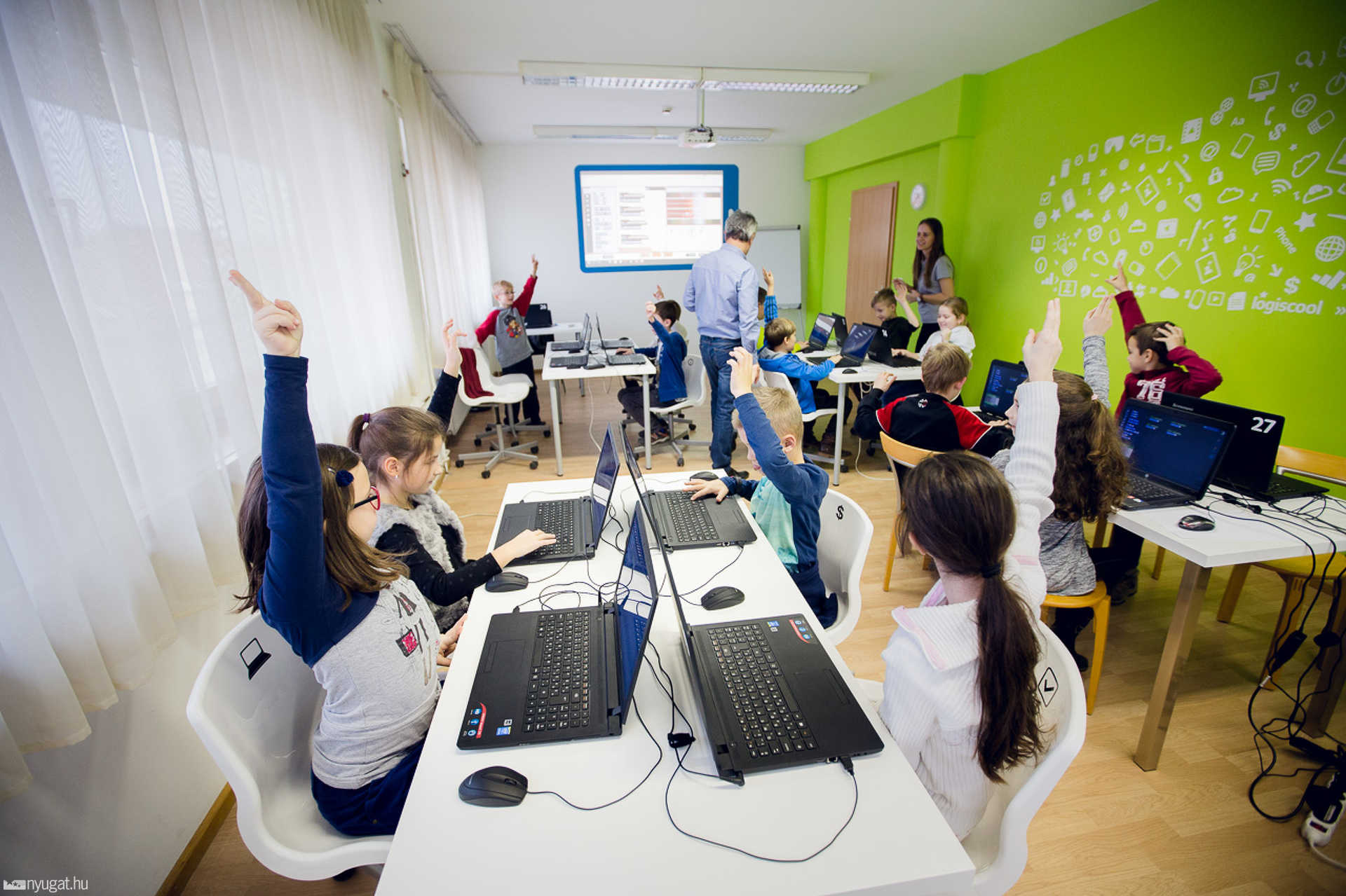 Kódolás órája a Logiscoolban