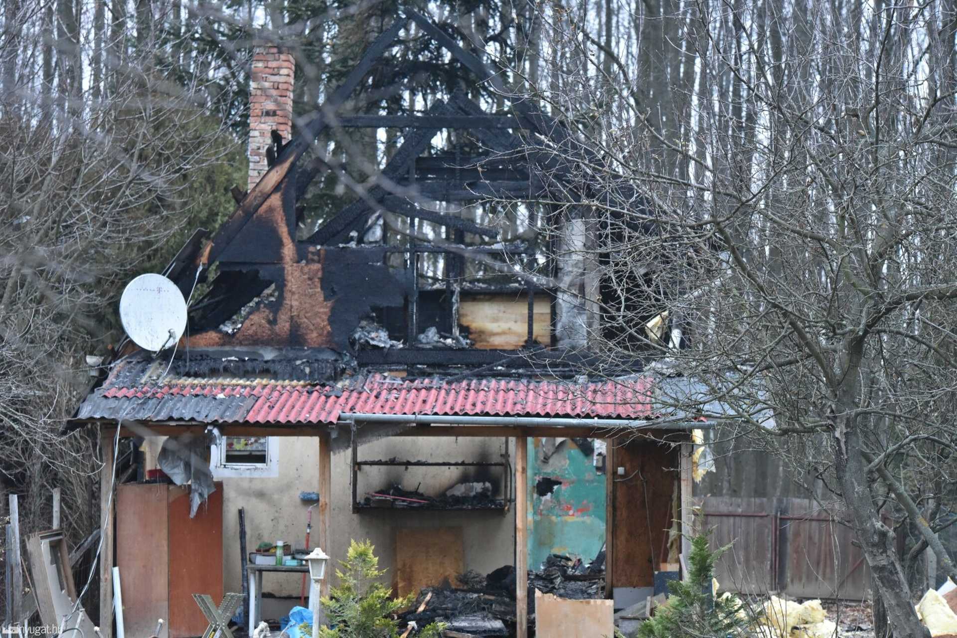 Kigyulladt egy faház éjszaka Szombathelyen a Parkerdőben