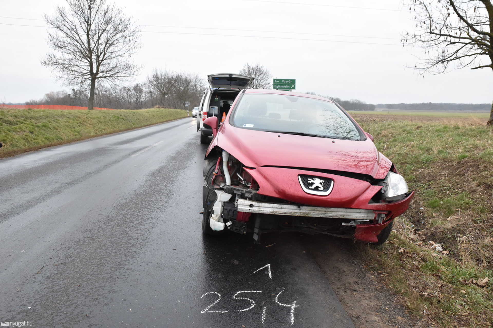 Árokfalnak csúszott egy Peugeot Sorokpolány közelében