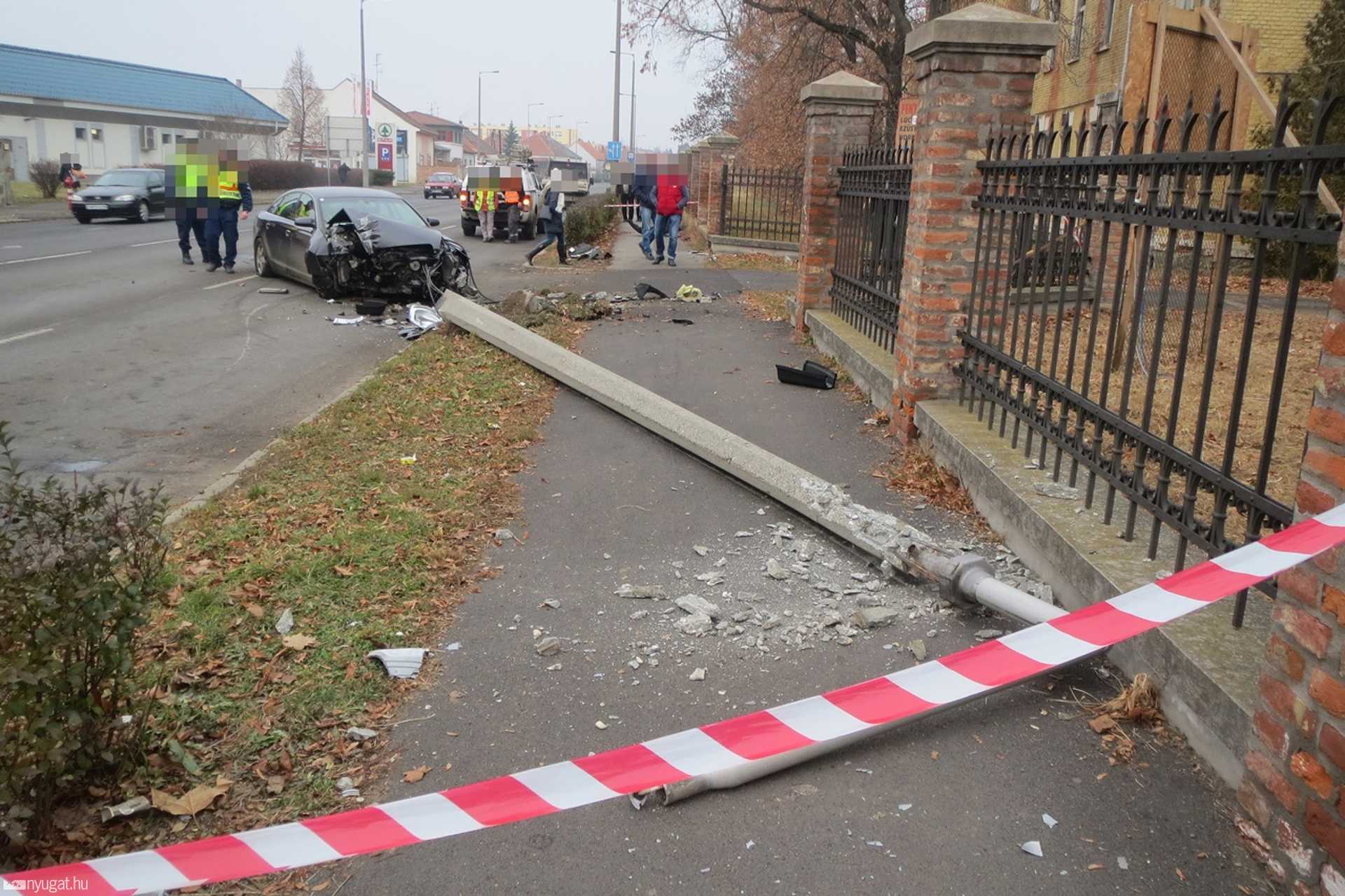 Villanyoszlopnak ütközött egy autó Szombathelyen 