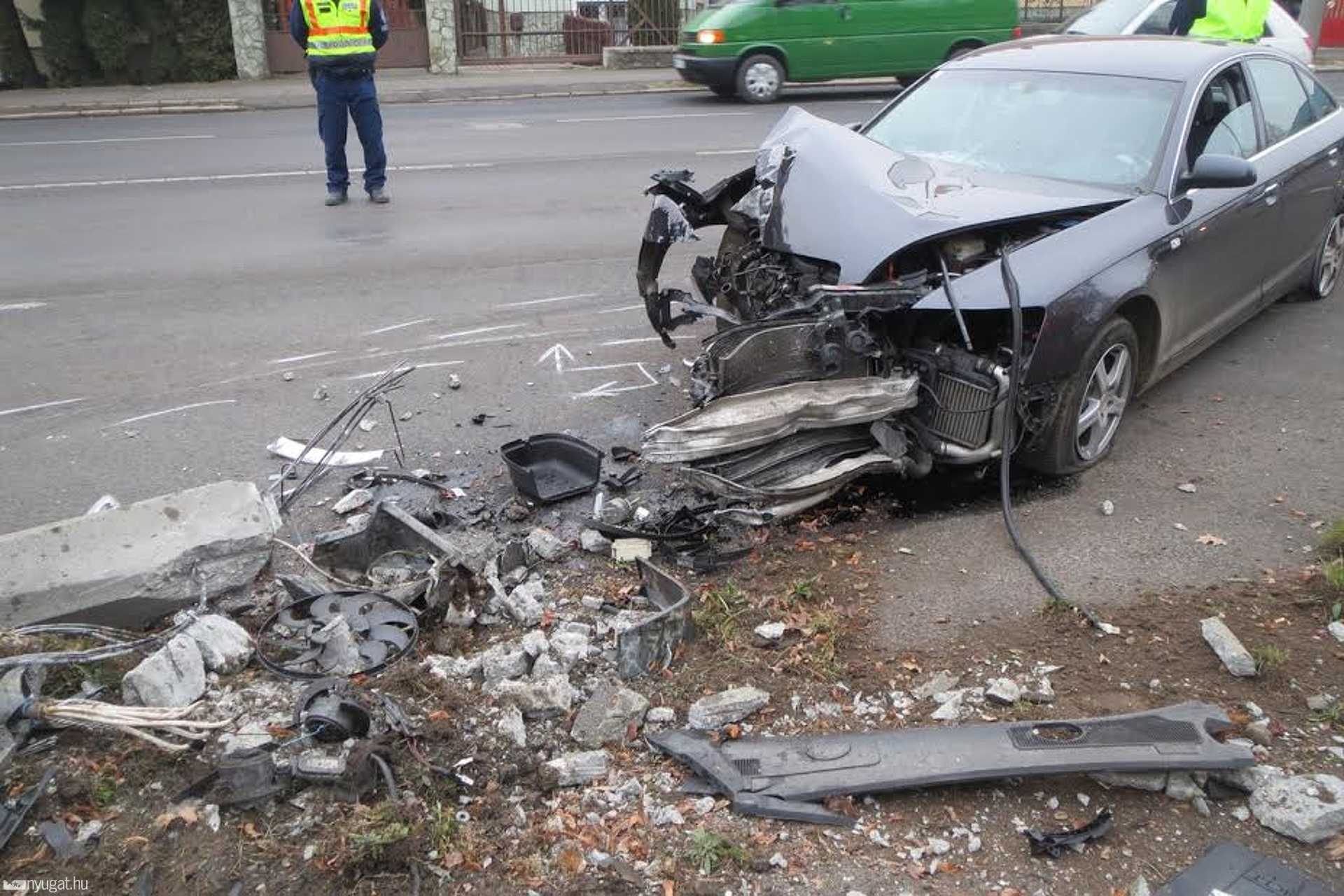 Villanyoszlopnak ütközött egy autó Szombathelyen 