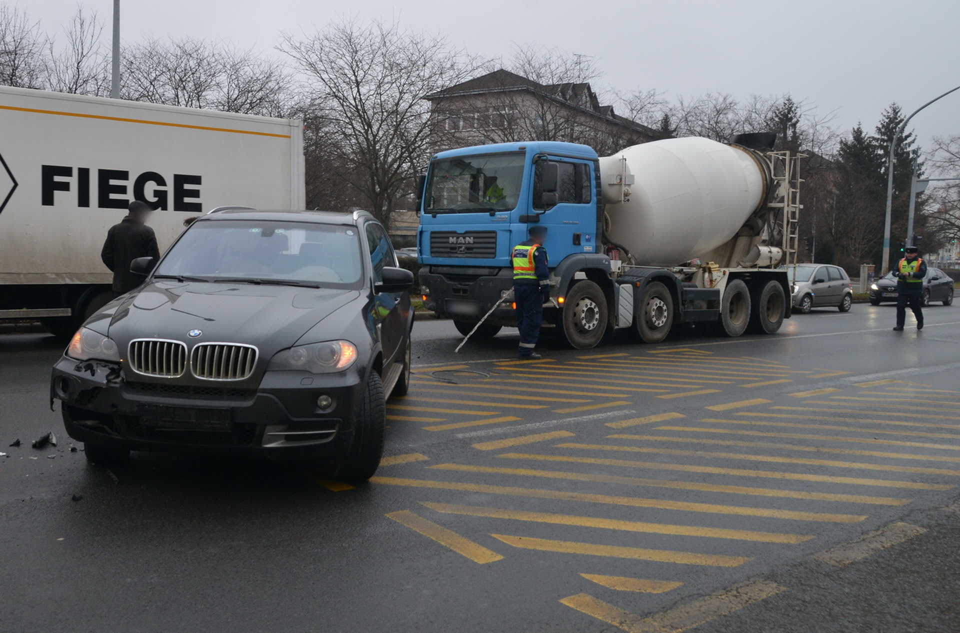 Betonszállító mixer hajtott egy BMW-nek Szombathelyen