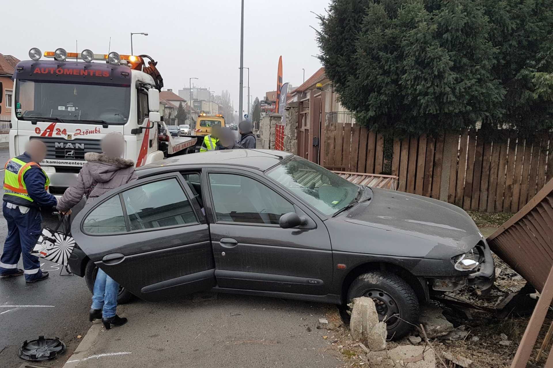 Kerítést döntött egy Renault