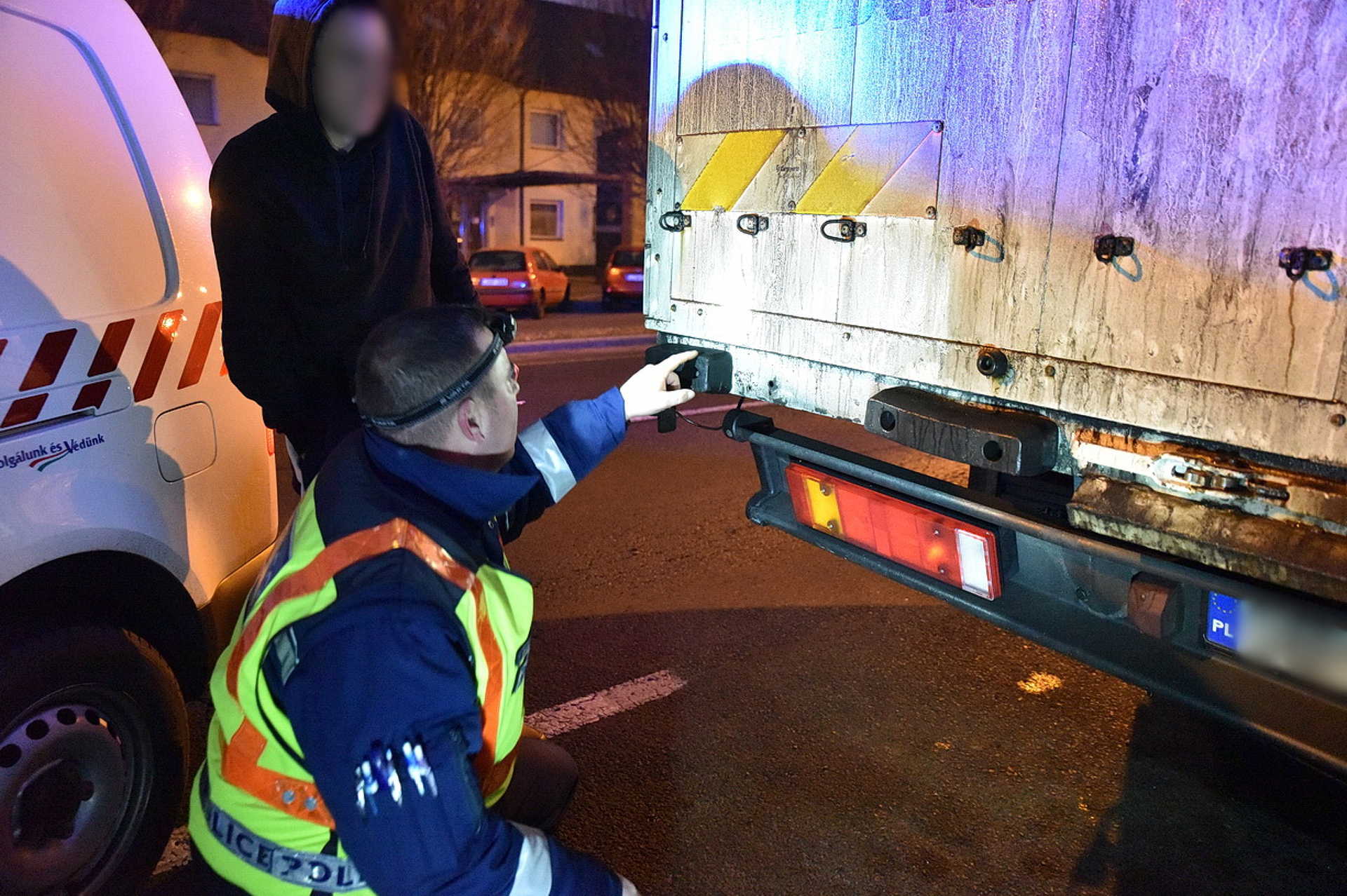 Oszlopot döntött, majd elhajtott a kamionsofőr