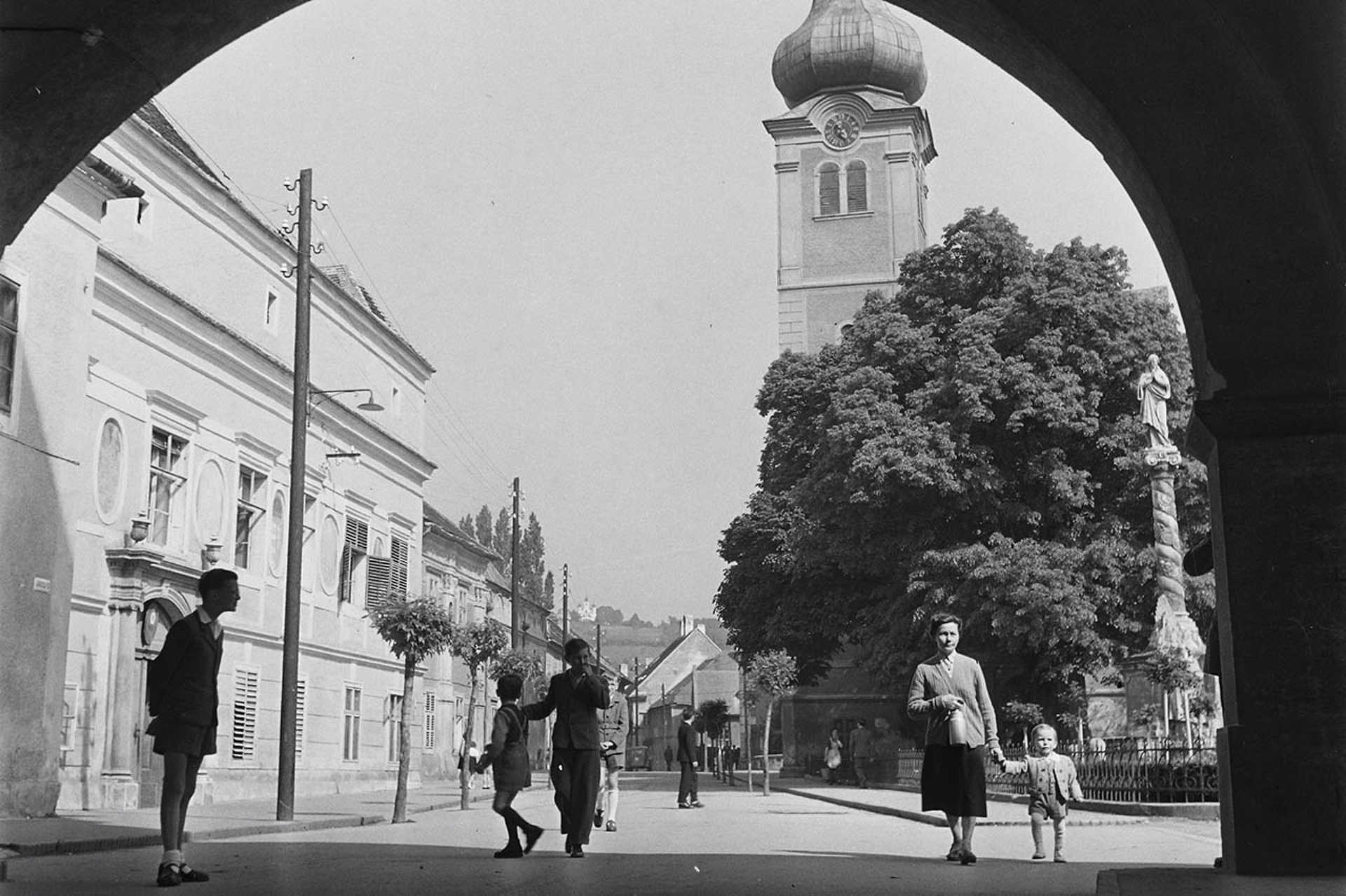 Jurisics tér, Mária-szobor, háttérben a Szent Imre-templom, 1955.