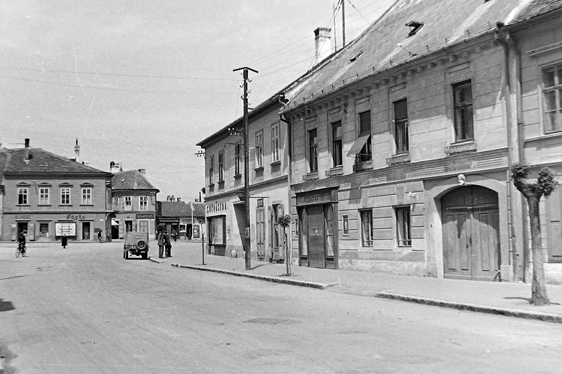 Rákóczi Ferenc utca a Fő (Köztársaság) tér felé nézve, 1949.