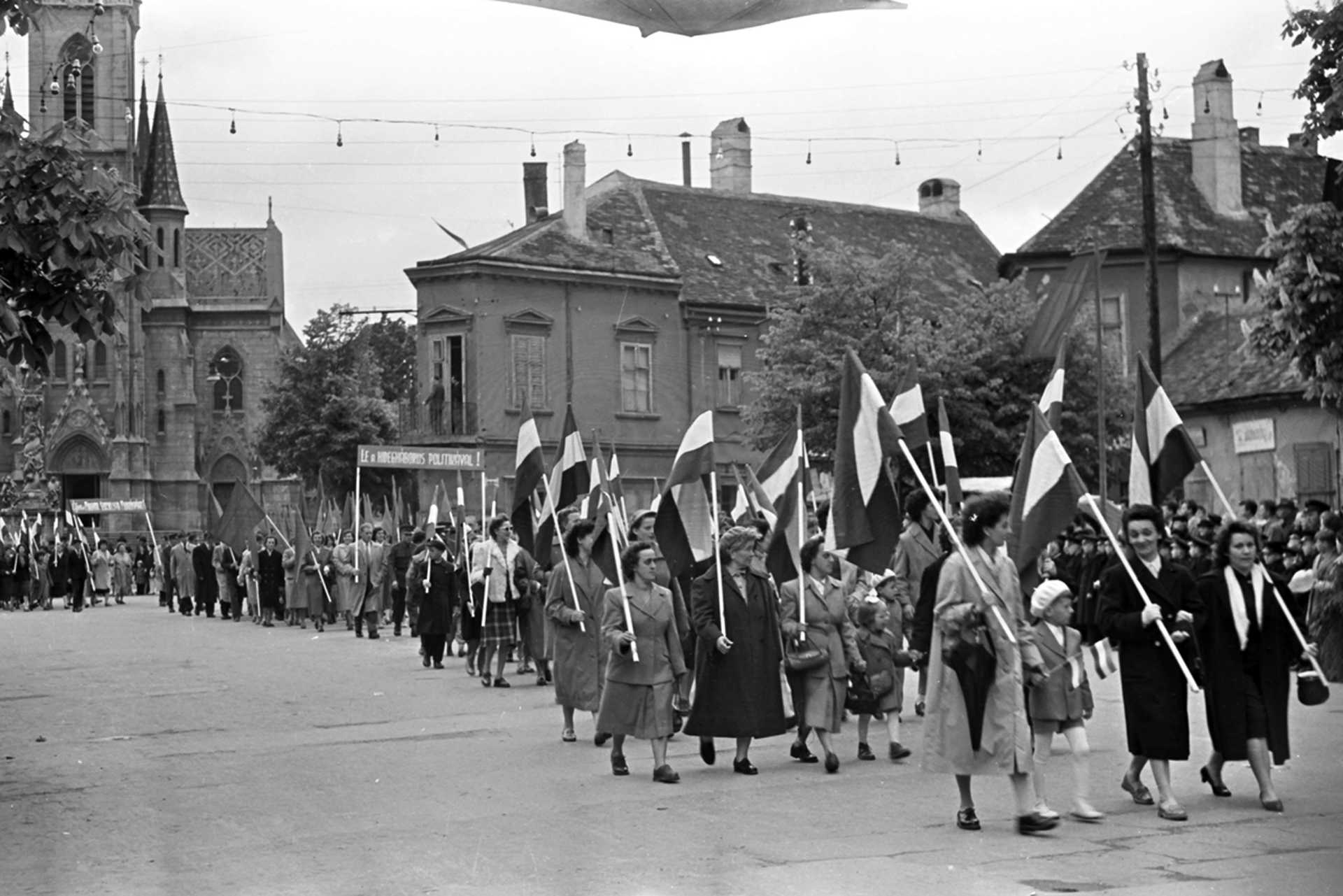 Fő tér, május 1-i felvonulás, háttérben a Jézus Szíve plébániatemplom, 1959.