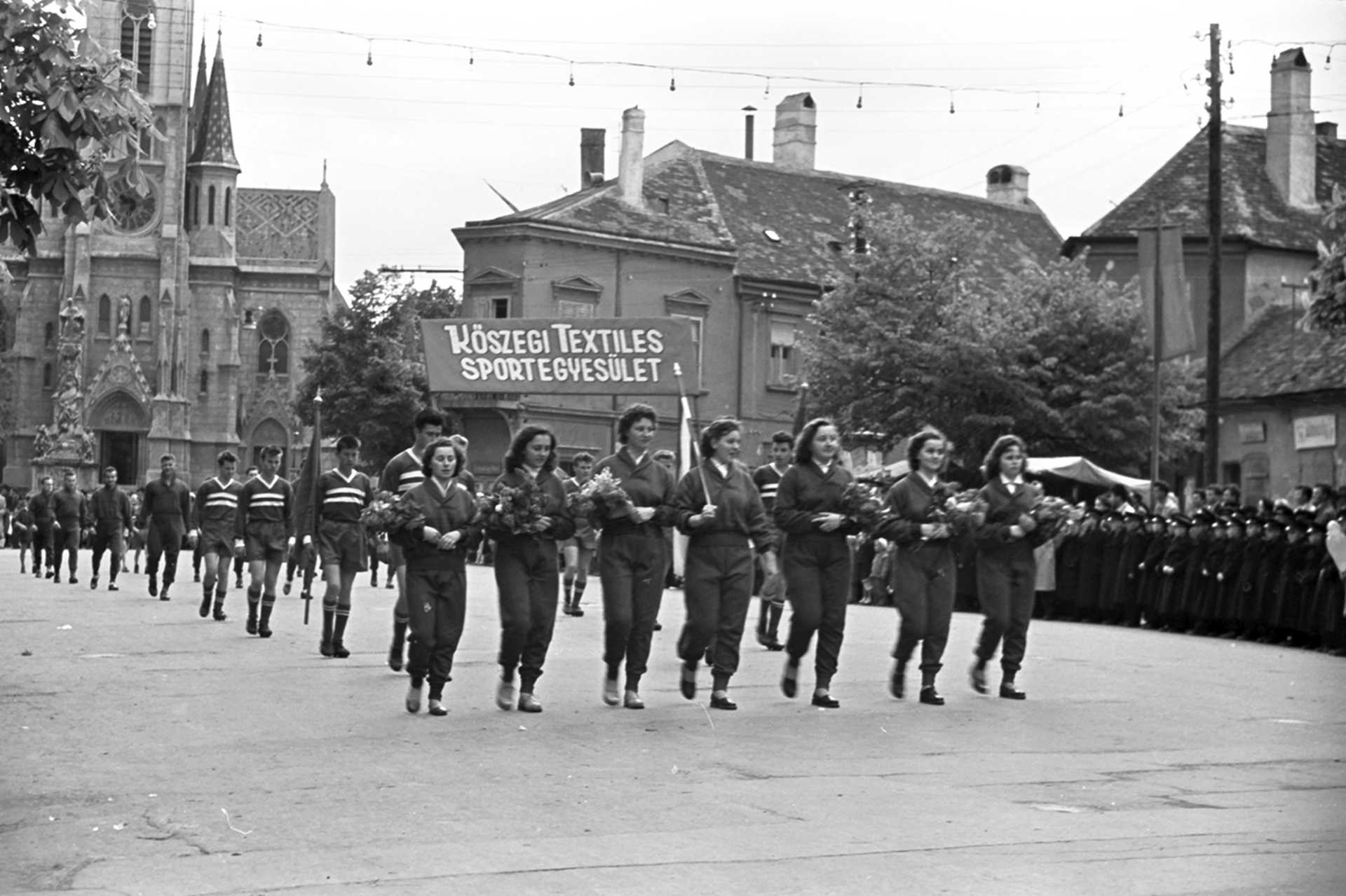 Fő tér, május 1-i felvonulás, háttérben a Jézus Szíve plébániatemplom, 1959.