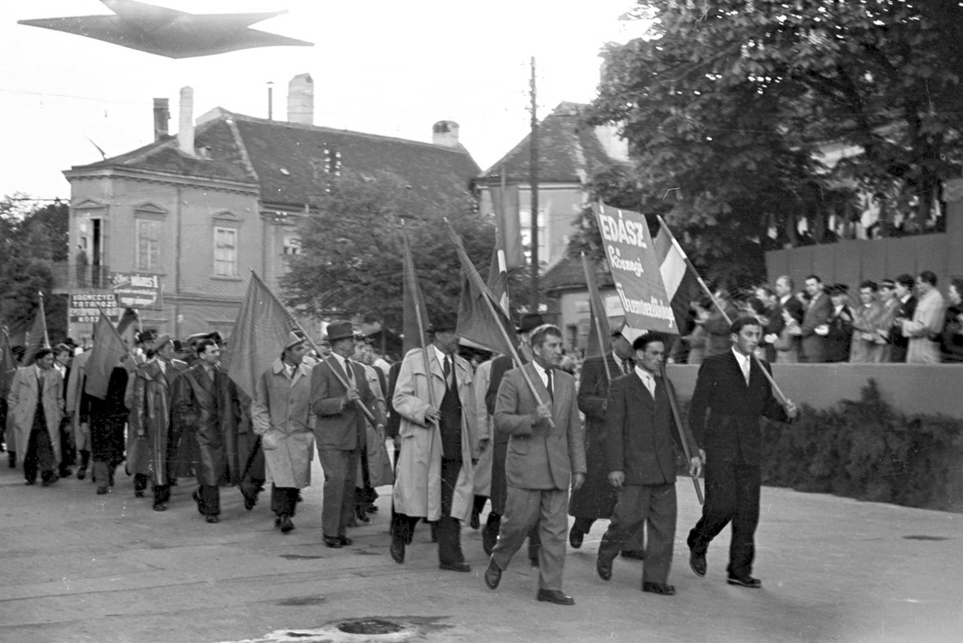 Fő tér, május 1-i felvonulás, háttérben a Jézus Szíve plébániatemplom, 1959.