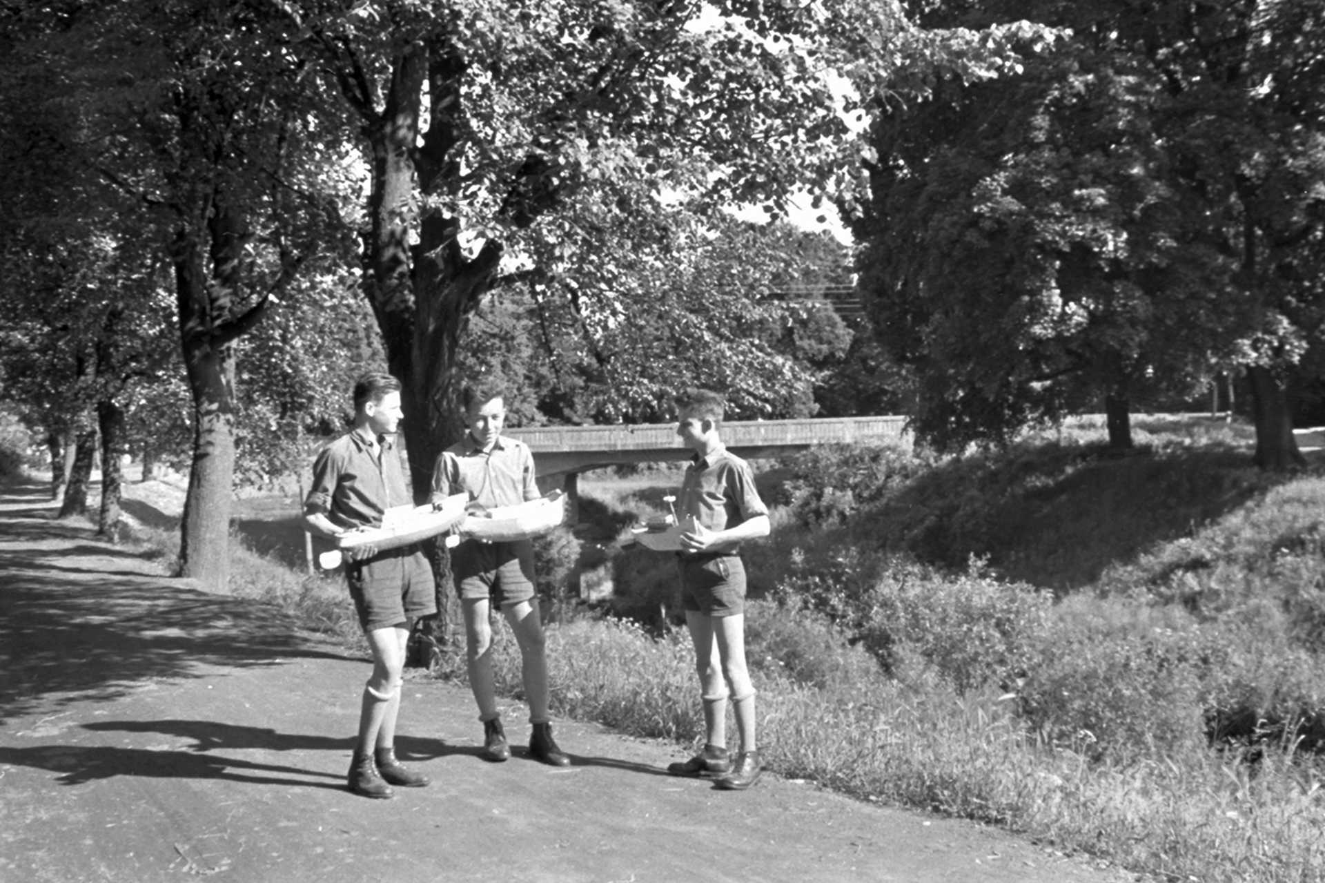 Felső körút a MÁV Nevelőintézet előtt. A modellező fiúk mögött a Gyöngyös patak hídja a Dózsa György útnál, 1959.