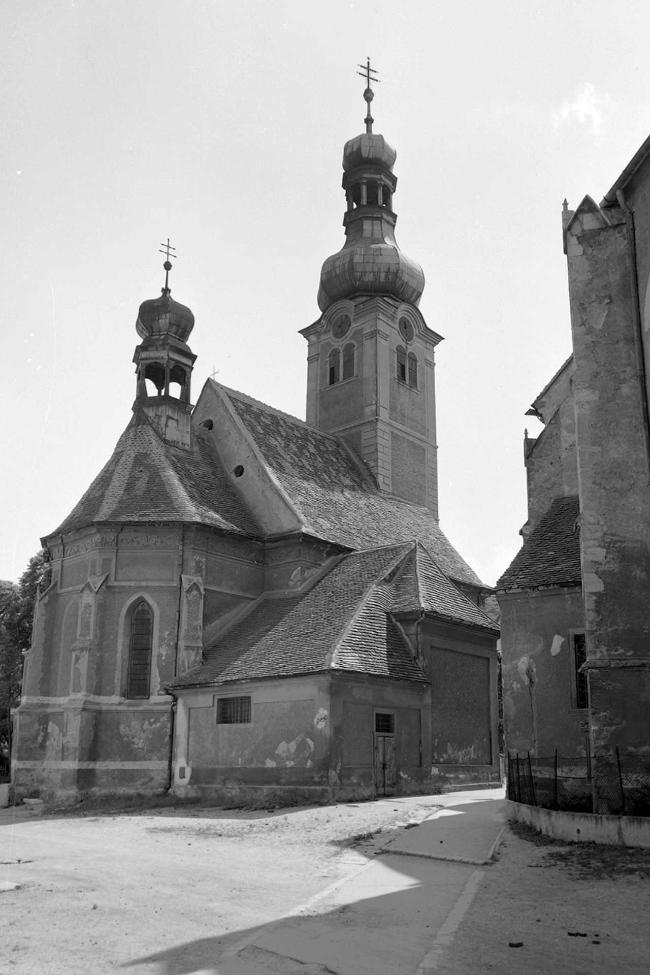 Jurisics tér, Szent Imre-templom, jobbra a Szent Jakab-templom, 1964.