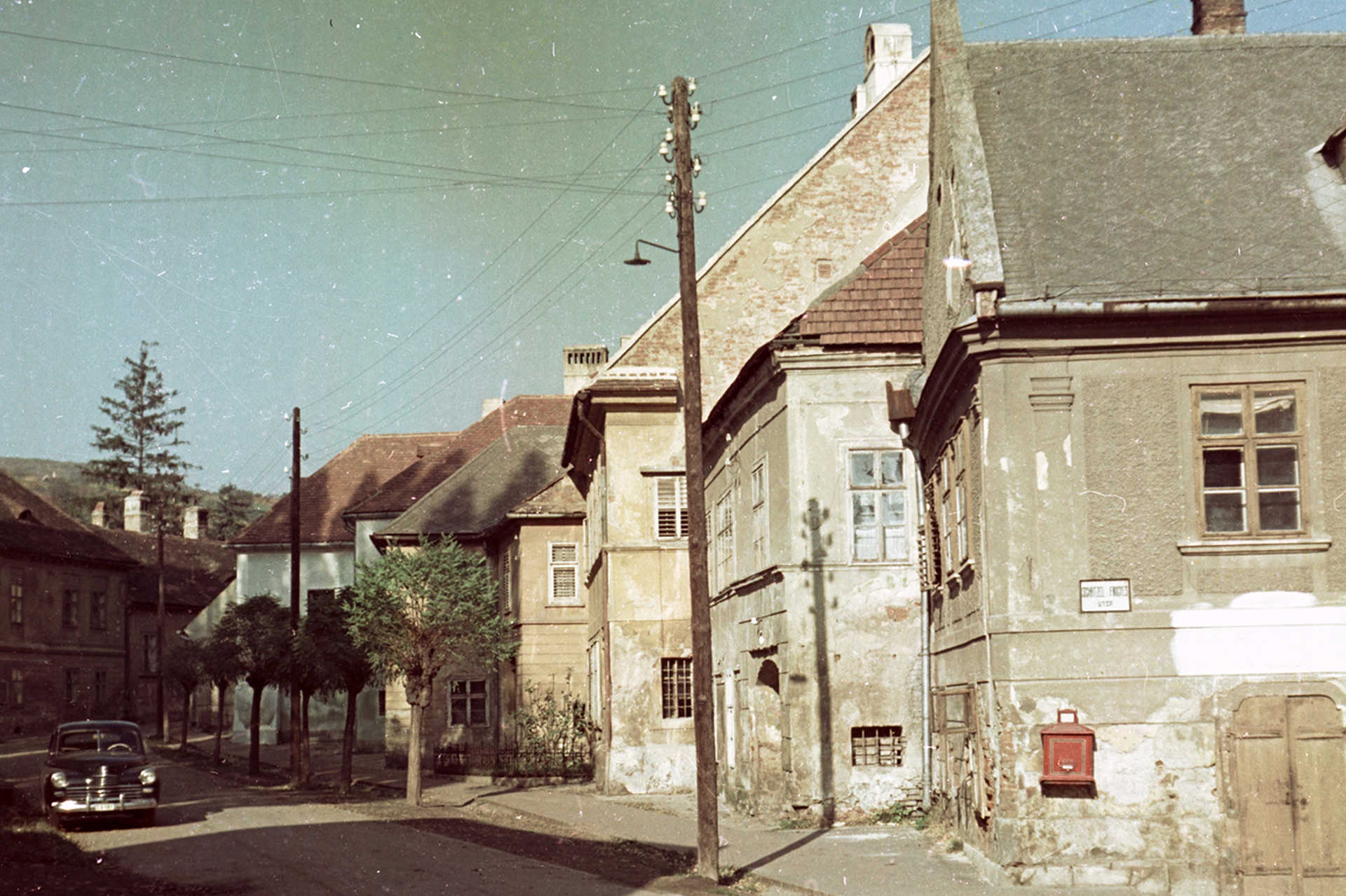 Rajnis utca - Táblaház (Schätzel Frigyes) utca sarok. Balra van a vár bejárata, 1959.