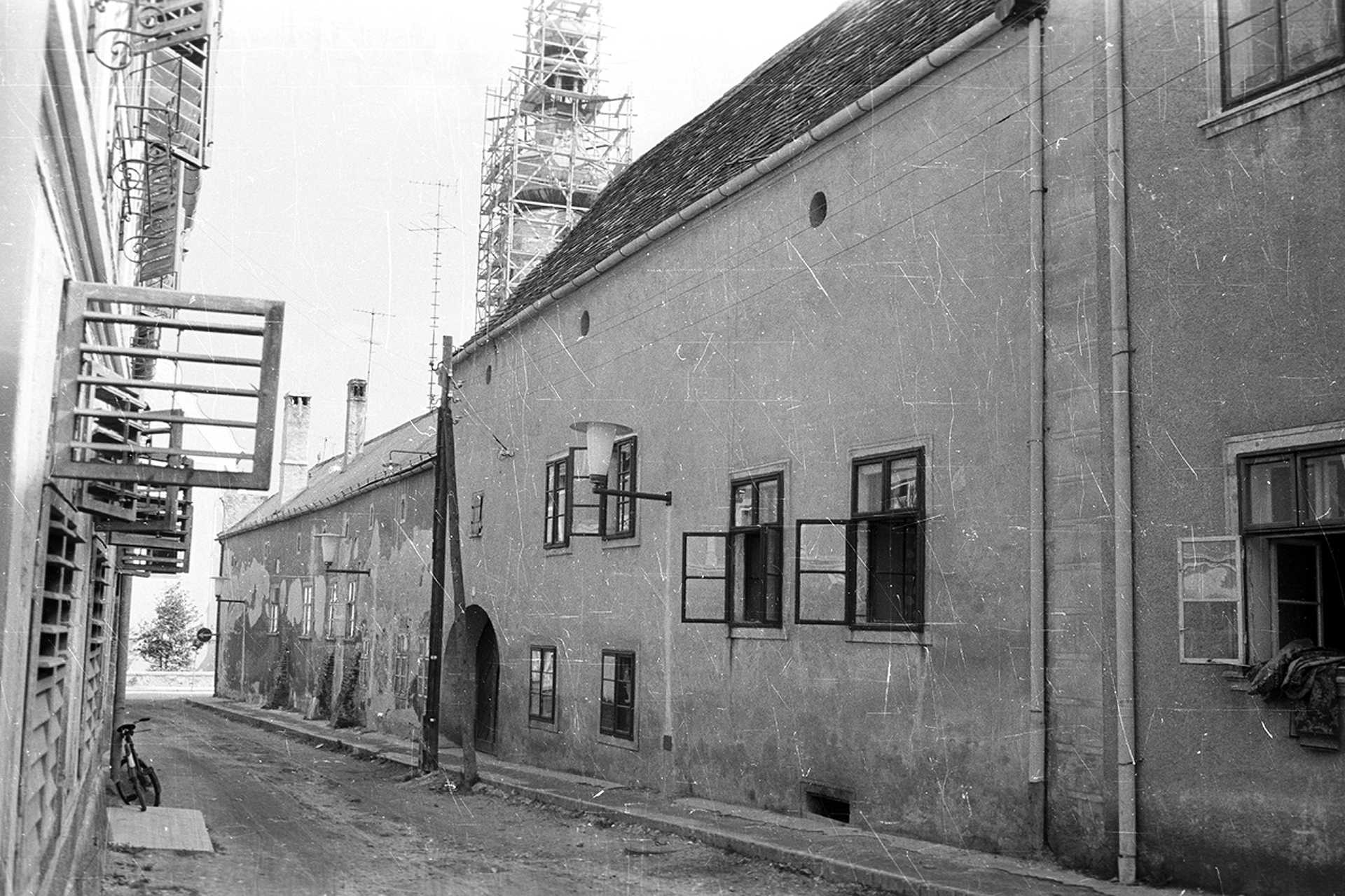 Chernel utca, háttérben Szent Imre-templom felállványozott tornya, 1969.
