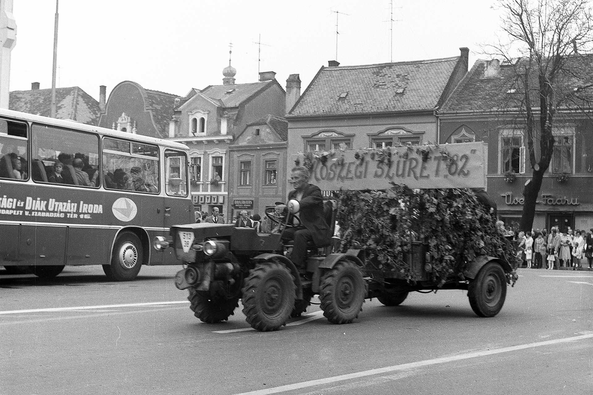 Fő tér, szüreti felvonulás, 1982.