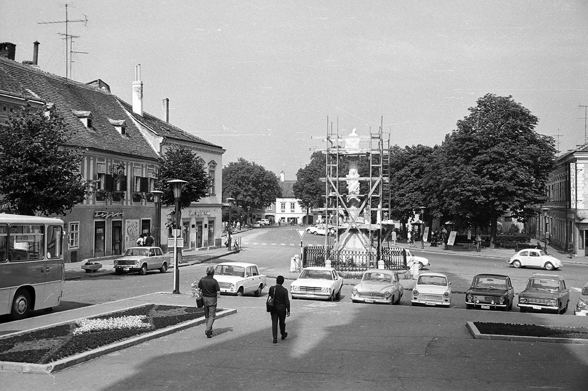 Fő tér, Szentháromság-szobor, 1971.