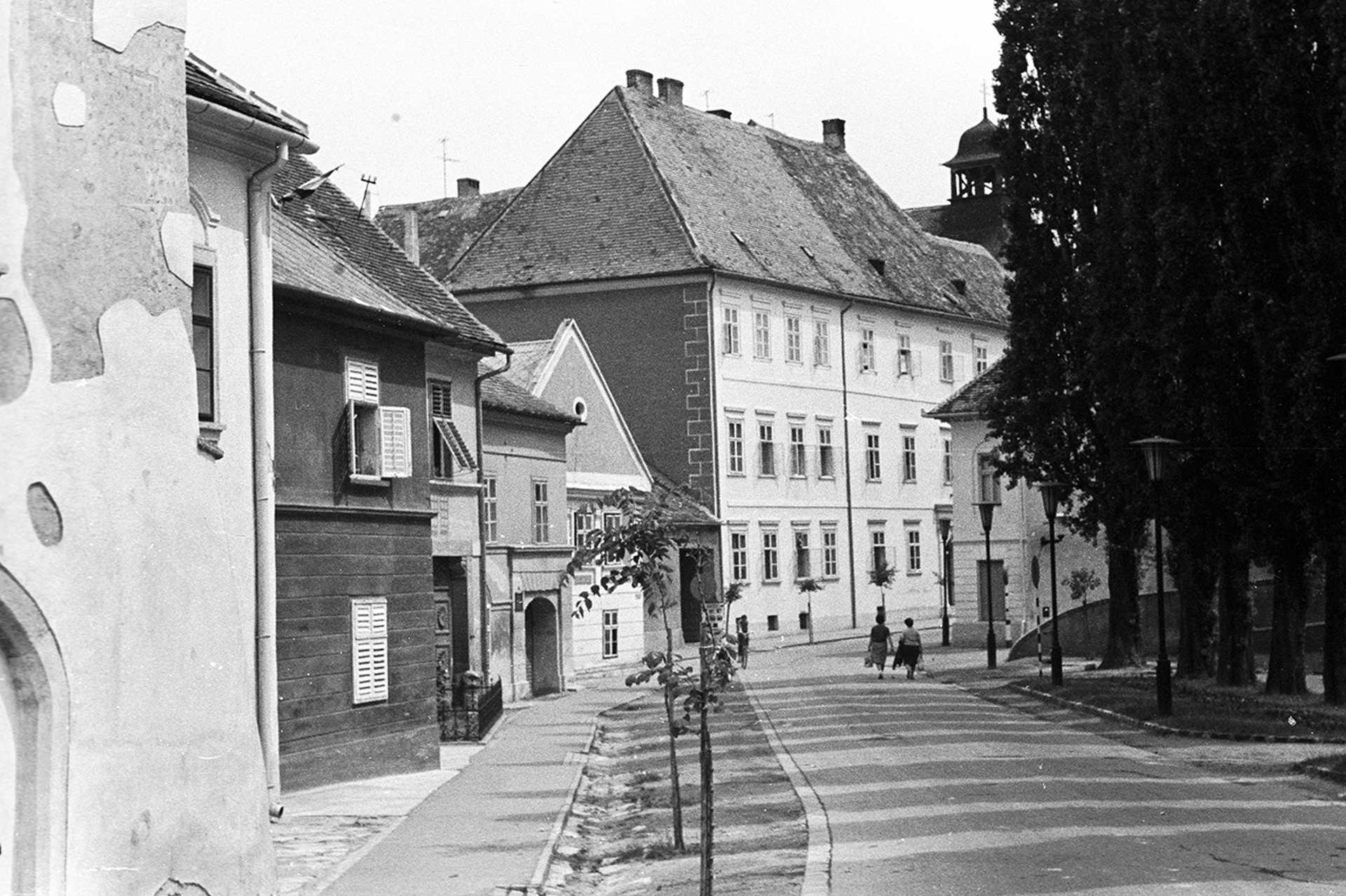 Rajnis utca, középen balra a Táblaház (Schätzel Frigyes) utca, jobbra a vár bejárata, 1966.