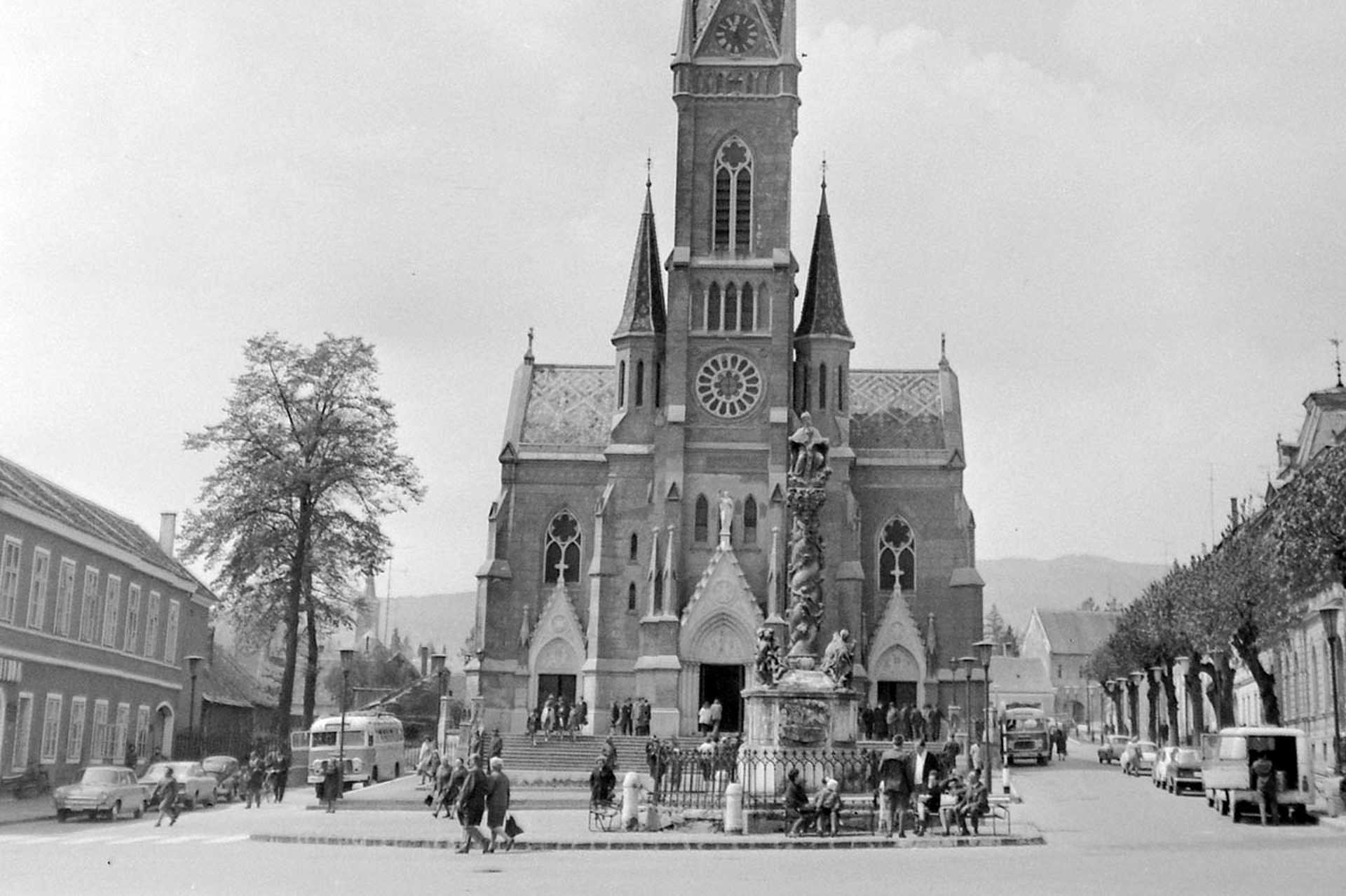 Jézus Szíve plébániatemplom a Fő térnél, előtte a Szentháromság-szobor, 1970.