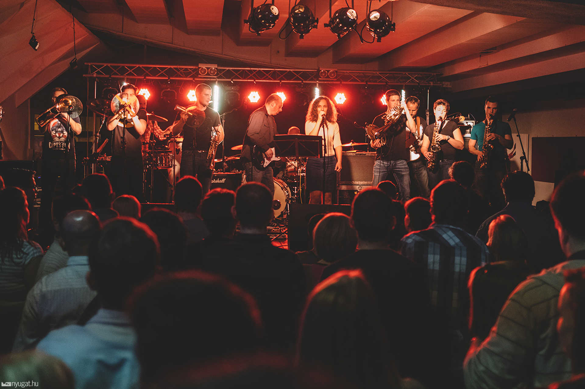Big Box koncert a Savaria moziban