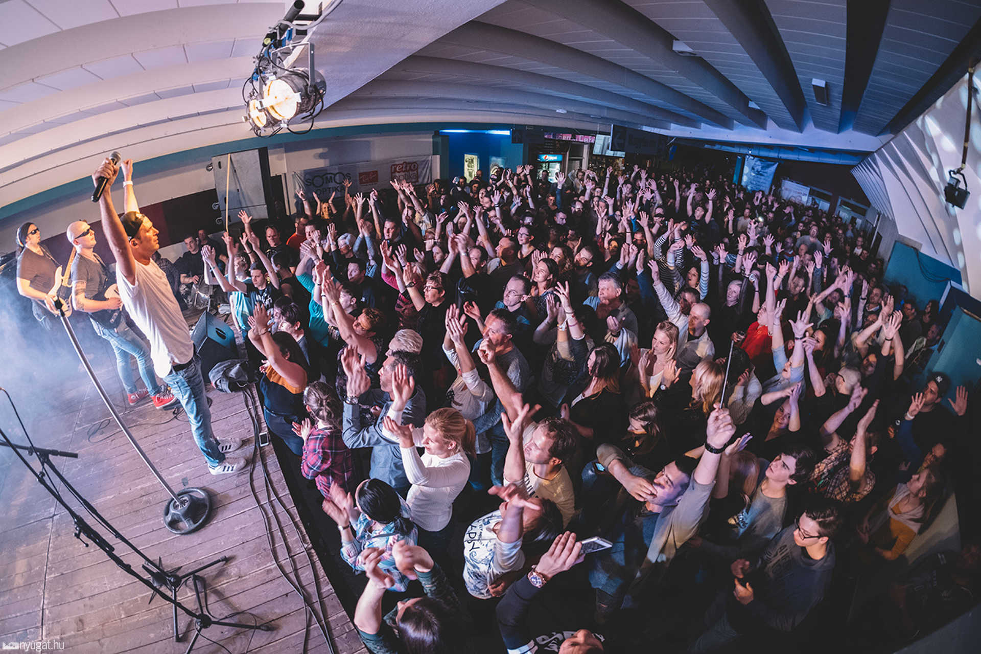 Ocho Macho koncert a Savaria moziban