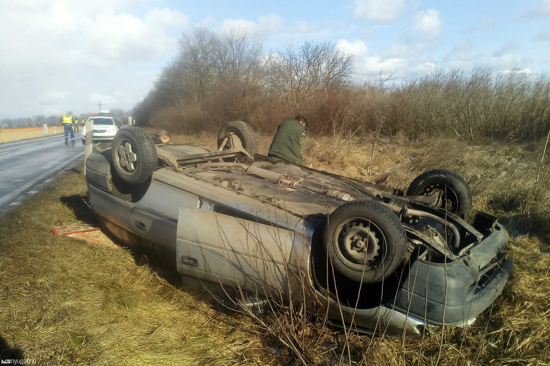 Árokba csapódott egy autó a 87-es főúton Gencsapáti térségében