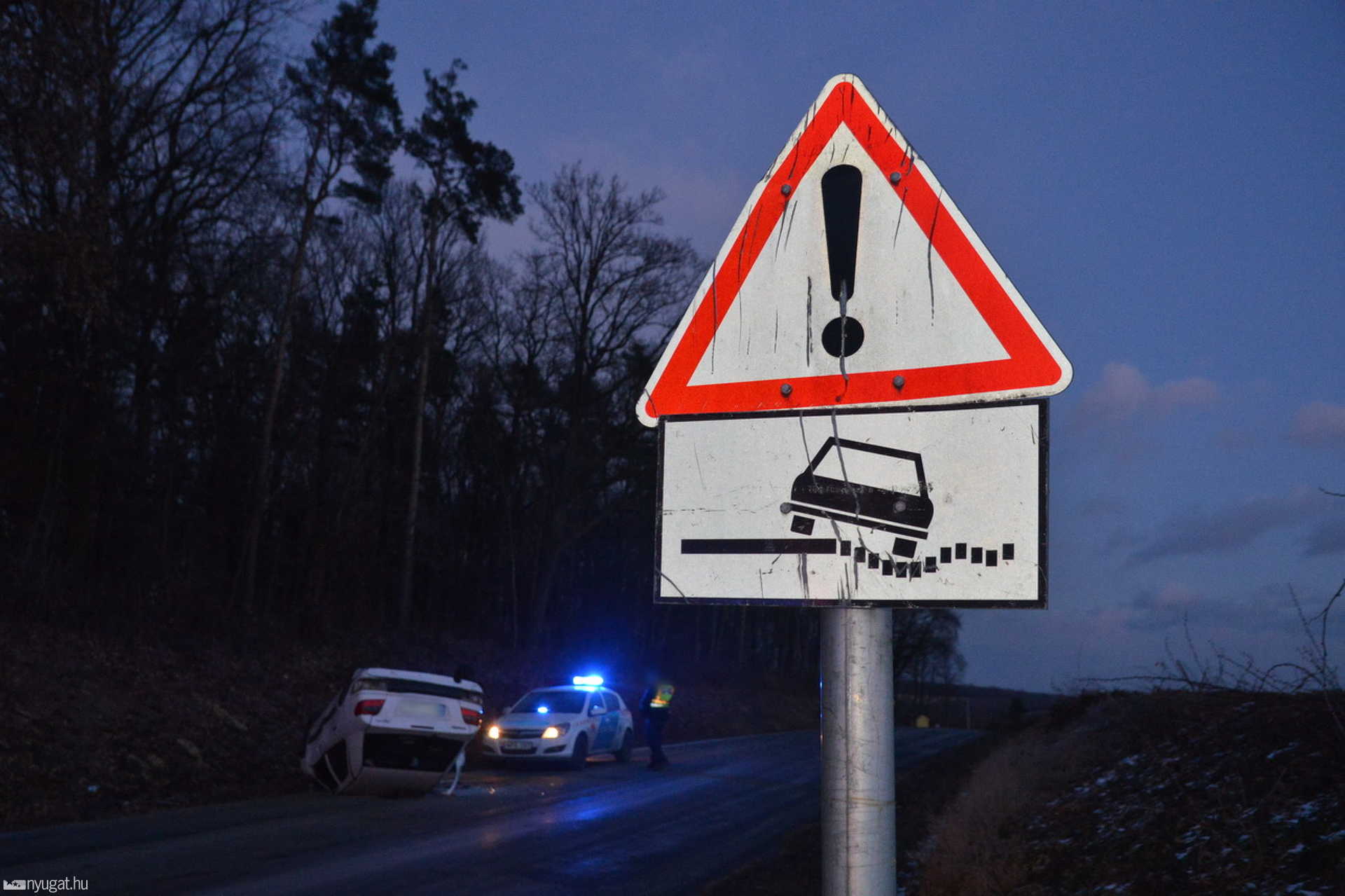 Ketten megsérültek a tetejére borult Citroenben Horvátzsidánynál