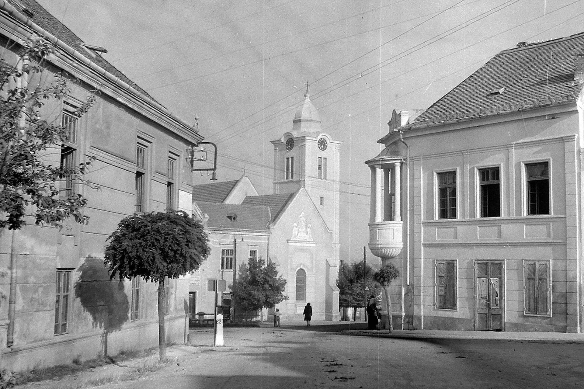 Március 15. tér. Háttérben a domonkos templom, balra a Zöldfa étterem, jobbra a Korona szálló, 1952.