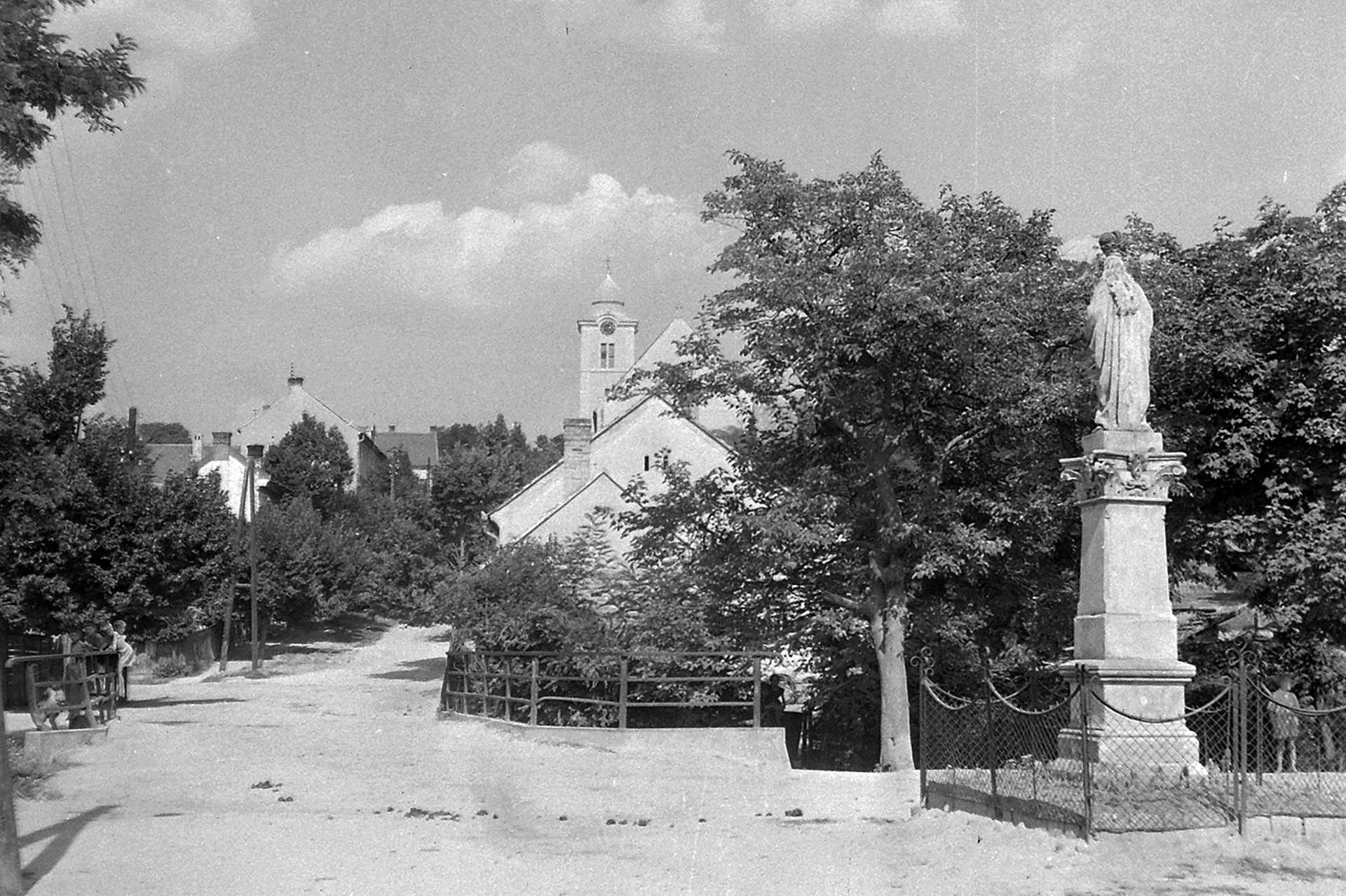 látkép a Bartók Béla utca felől. Szemben a domonkos templom, jobbra Mária szobor áll, 1952.