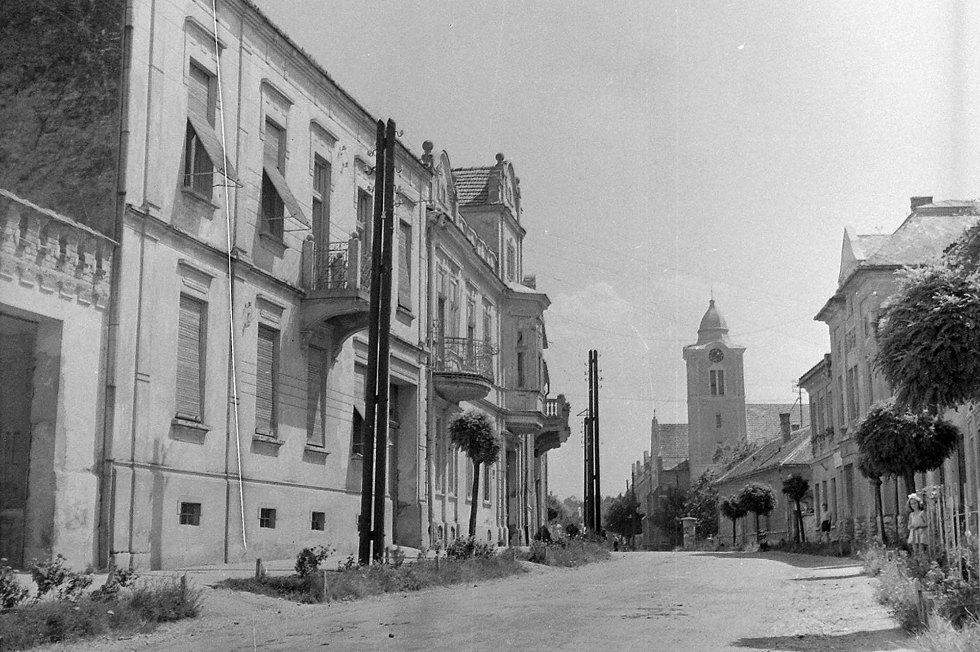 Városközpont az Alkotmány utca felől. Szemben a domonkos templom, 1952.