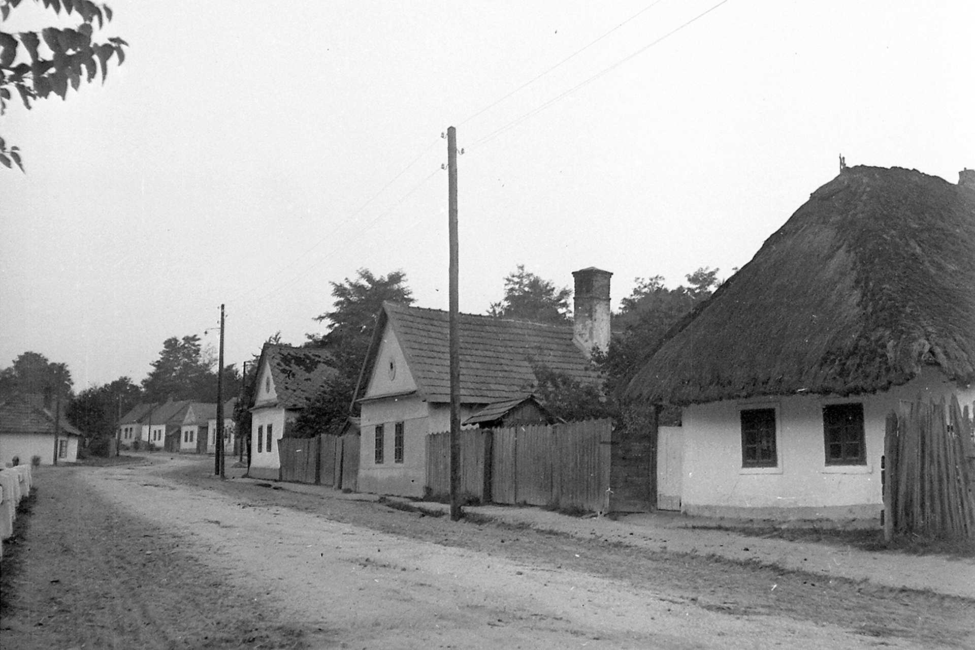 Táncsics Mihály utca a városközponttól Gersekarát felé nézve, 1952.