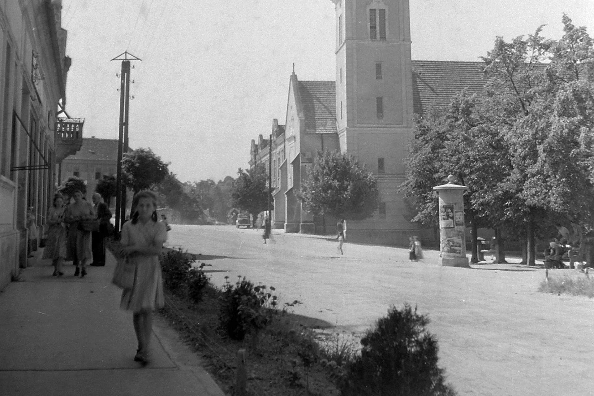 Városközpont a domonkos templommal az Alkotmány utca felől, 1952.