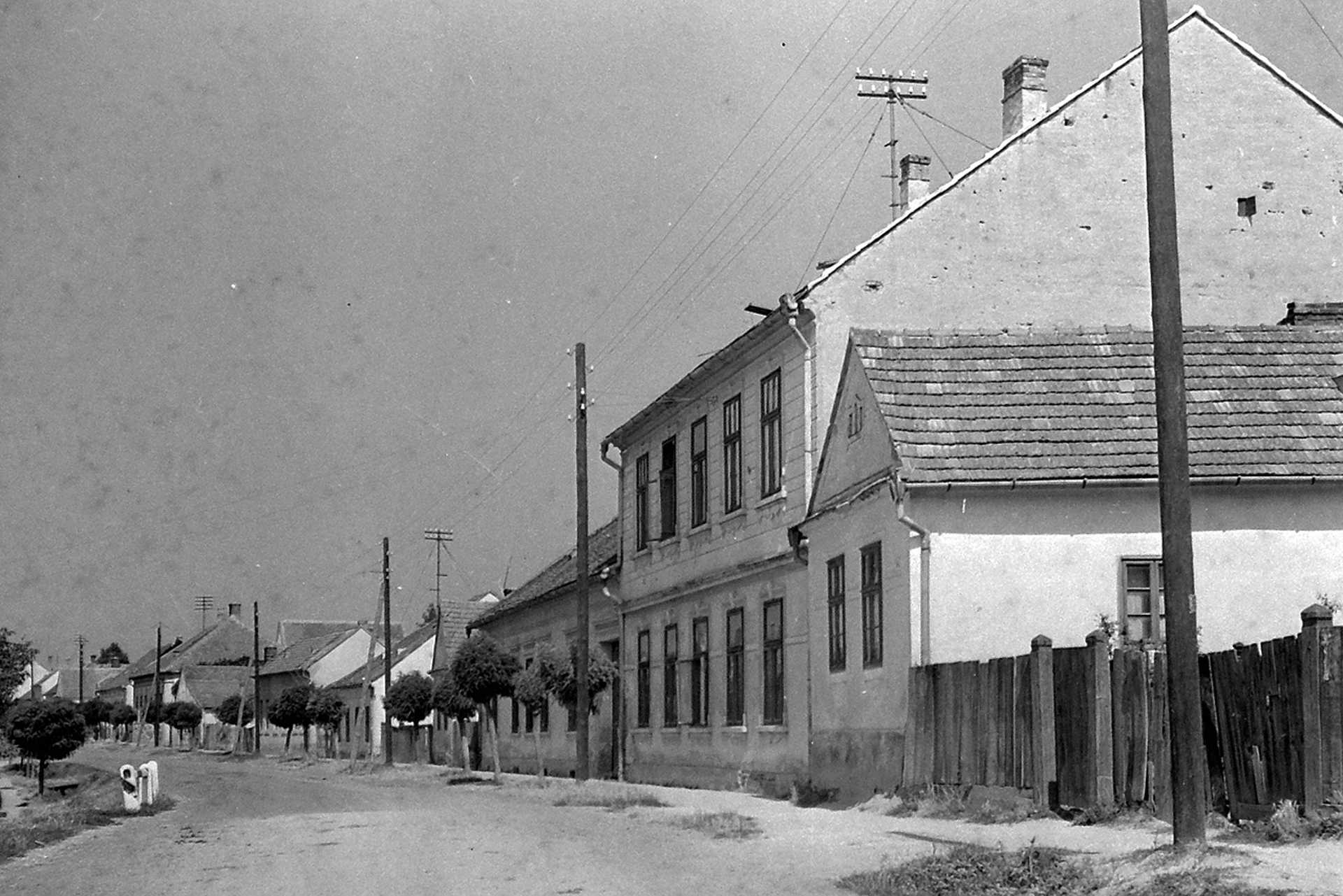 Szentmihályfalvi utca a városközpont felé nézve, 1952.