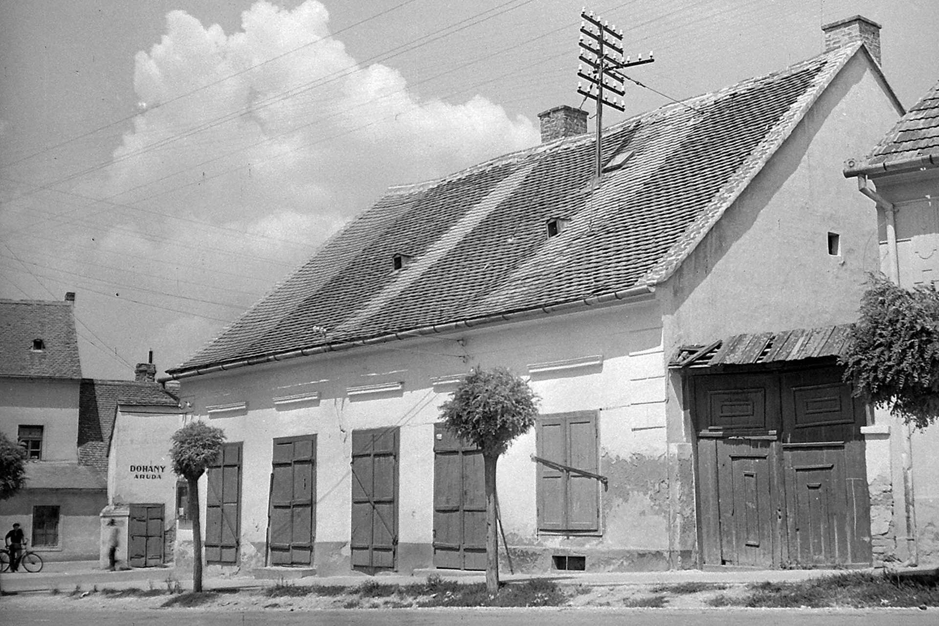 üzletsor a mai Petőfi utca helyén, 1952.