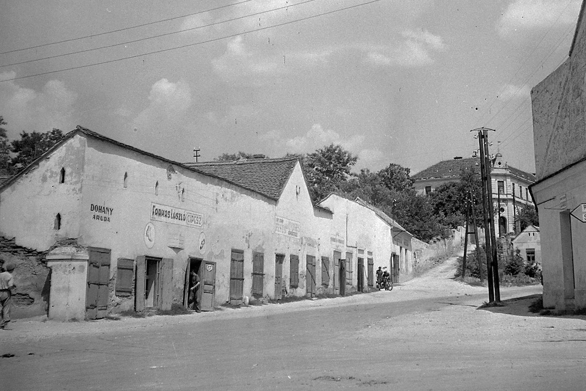 Üzletsor a mai Petőfi utca helyén, 1952.
