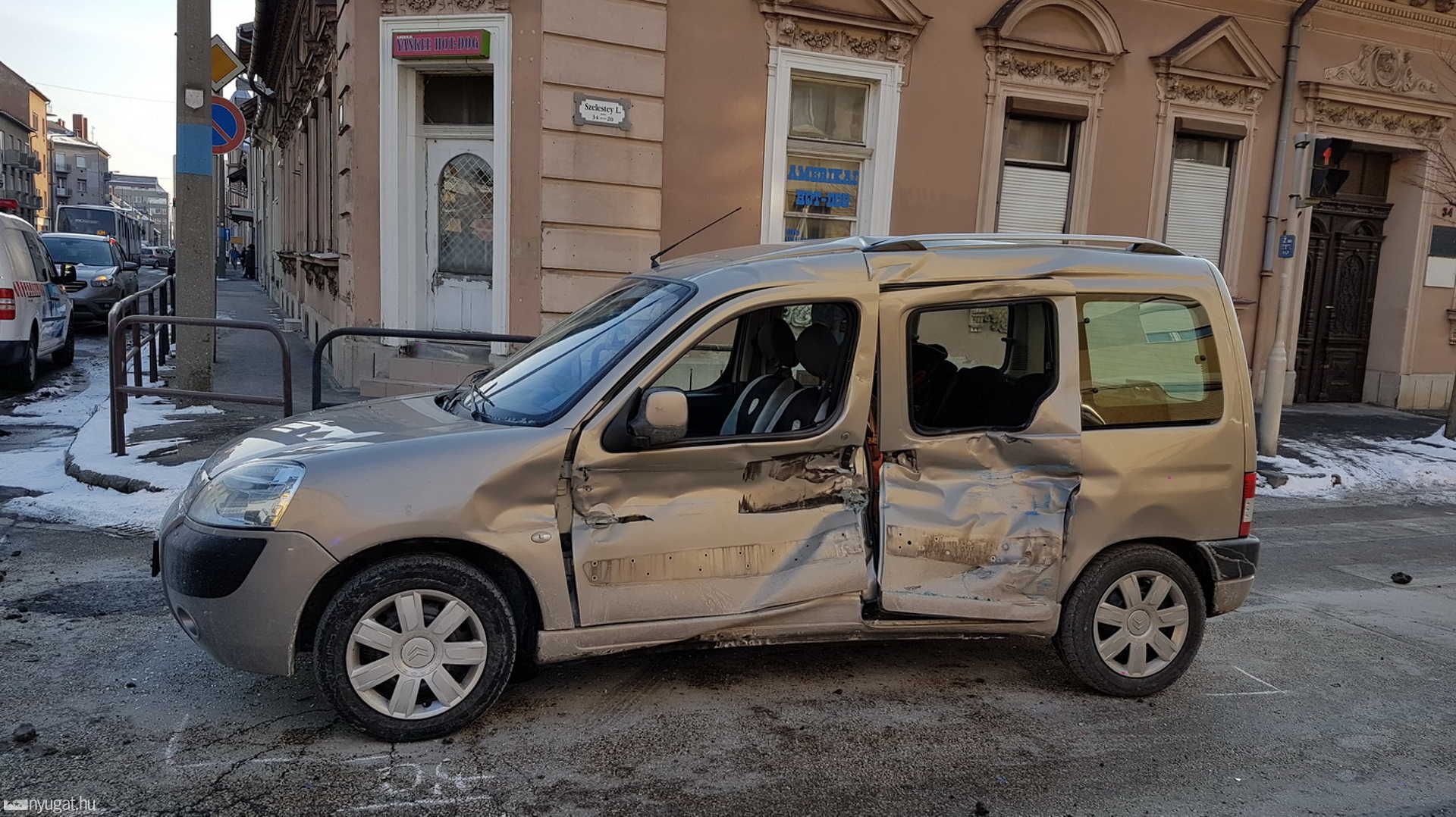 Piroson hajtott át, busszal ütközött egy Citroen