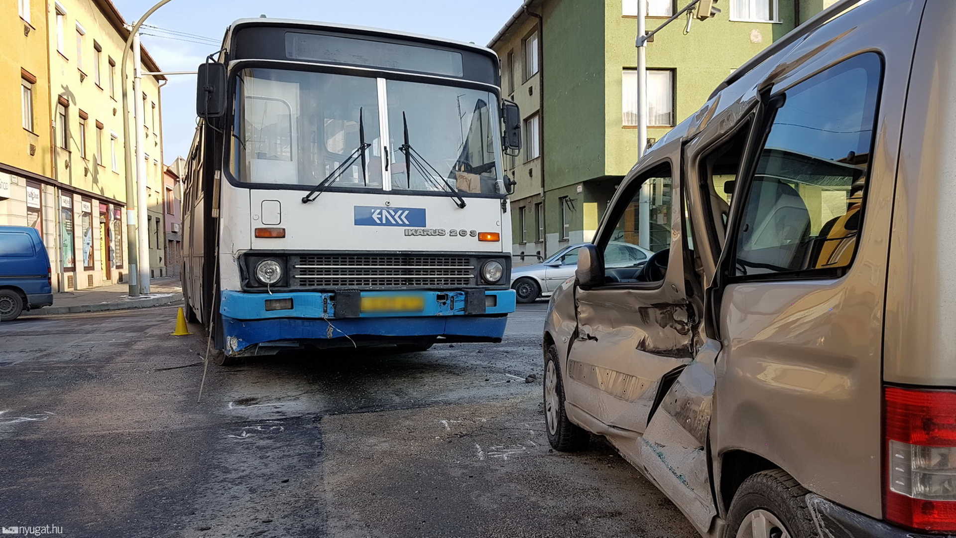 Piroson hajtott át, busszal ütközött egy Citroen