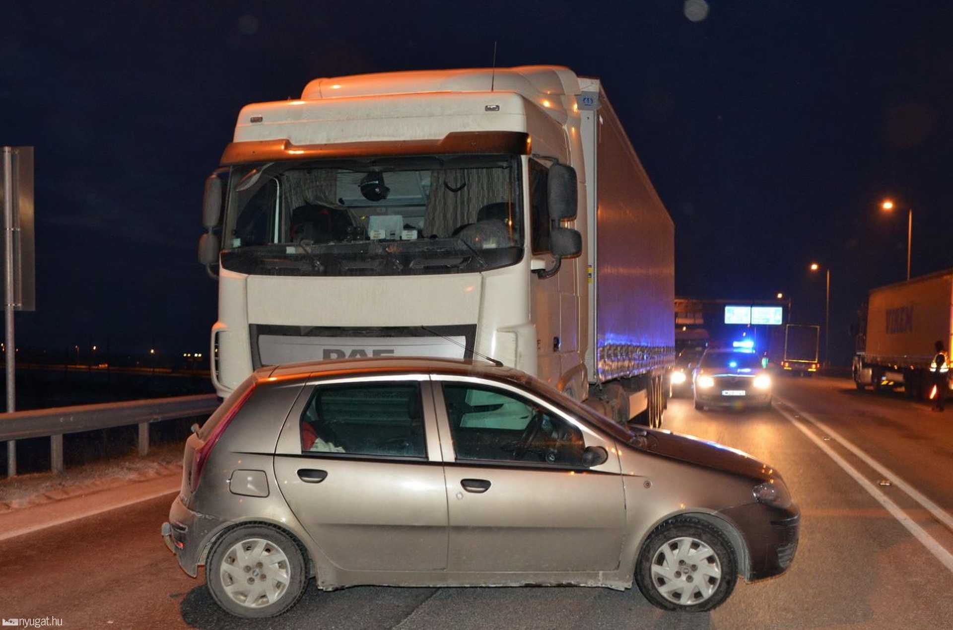 Kamion fordított keresztbe egy Fiatot
