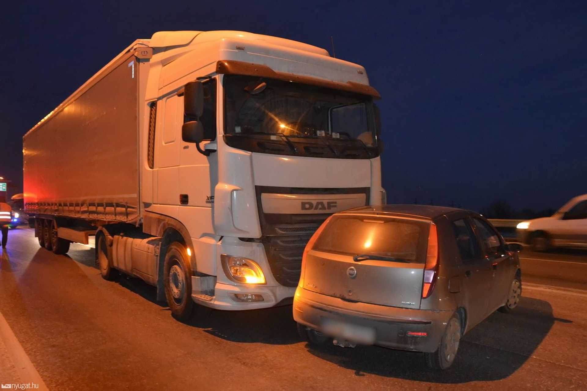 Kamion fordított keresztbe egy Fiatot
