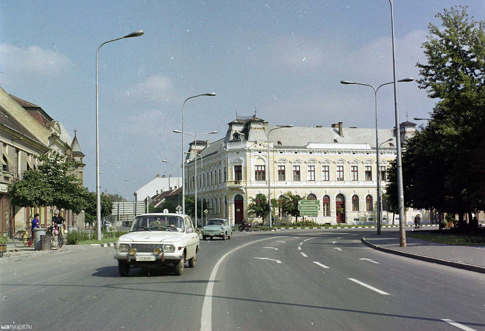 Batthyány (Lenin) utca, szemben az Ady Endre utca, jobbra a Kossuth tér (1973)