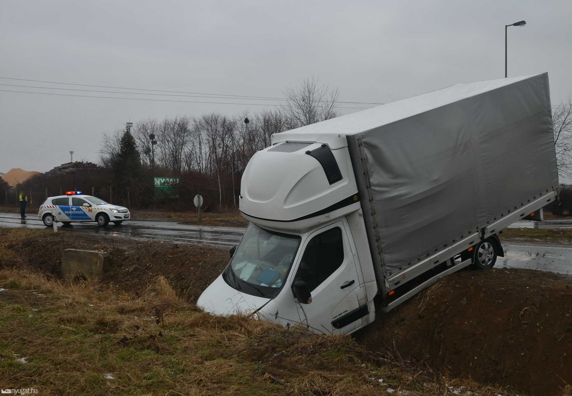 Körforgalomból az árokba hajtott egy kisteherautó a 86-os főúton