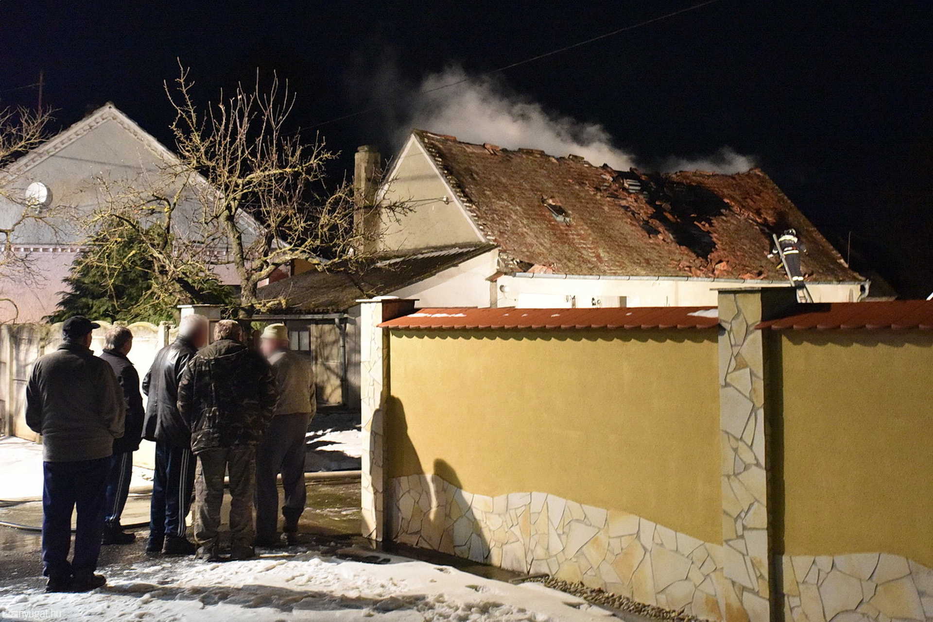 Melléképület teteje lángolt Vasasszonyfán