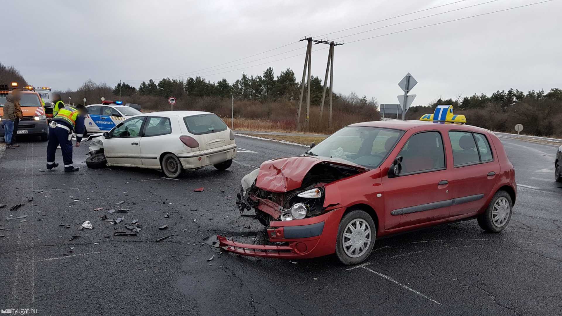 Tanulóautó elé hajtott egy Fiat a 86-oson