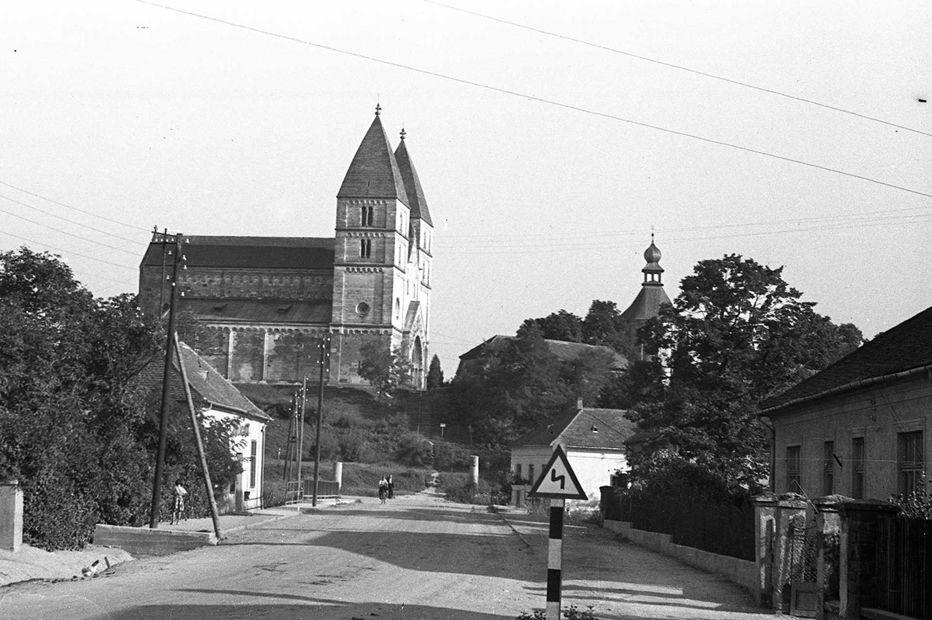 Apátsági templom, jobbra a Szent Jakab-kápolna, 1967.