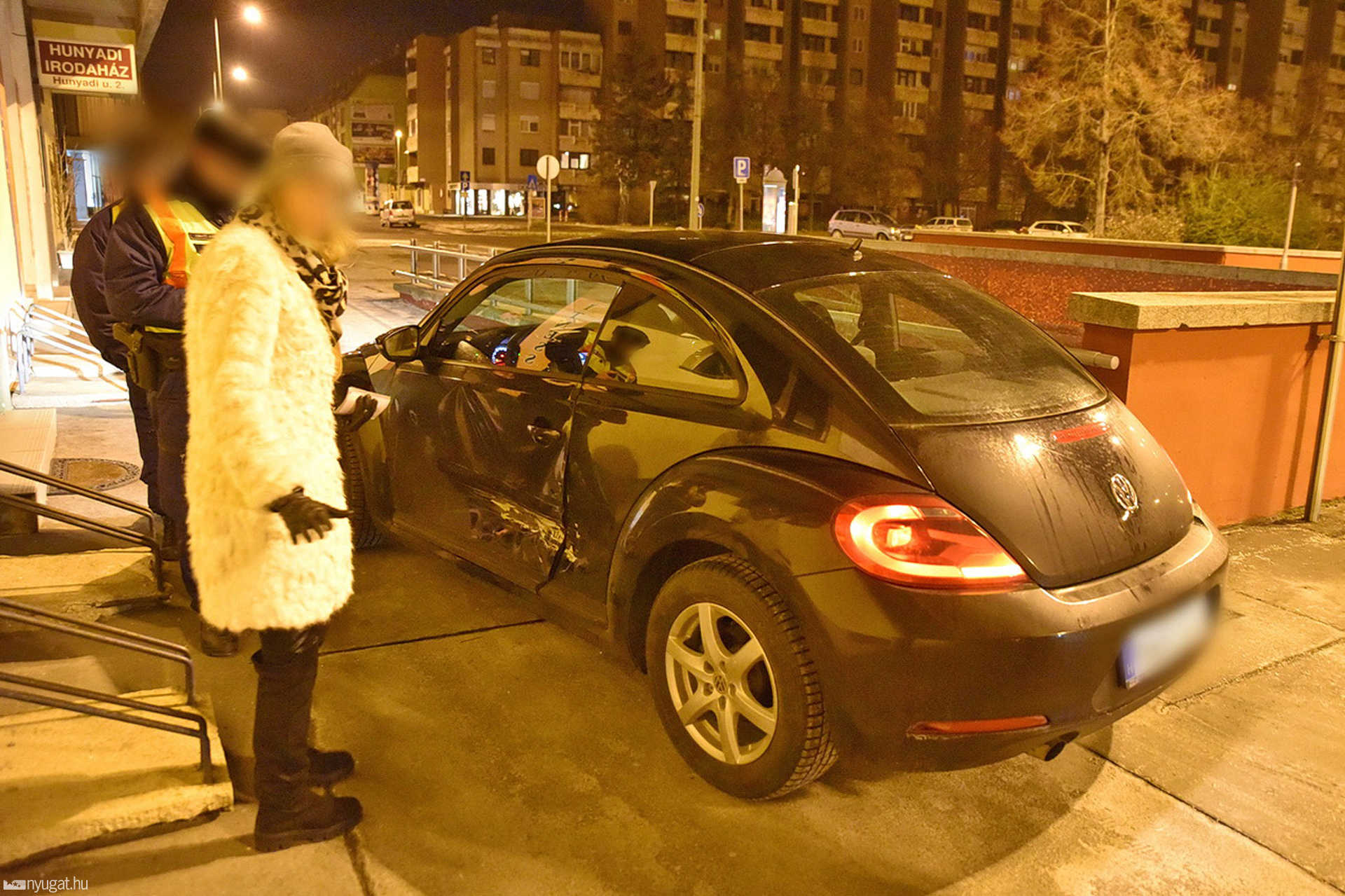 Járdára hajtott ütközés után a vétlen Volkswagen
