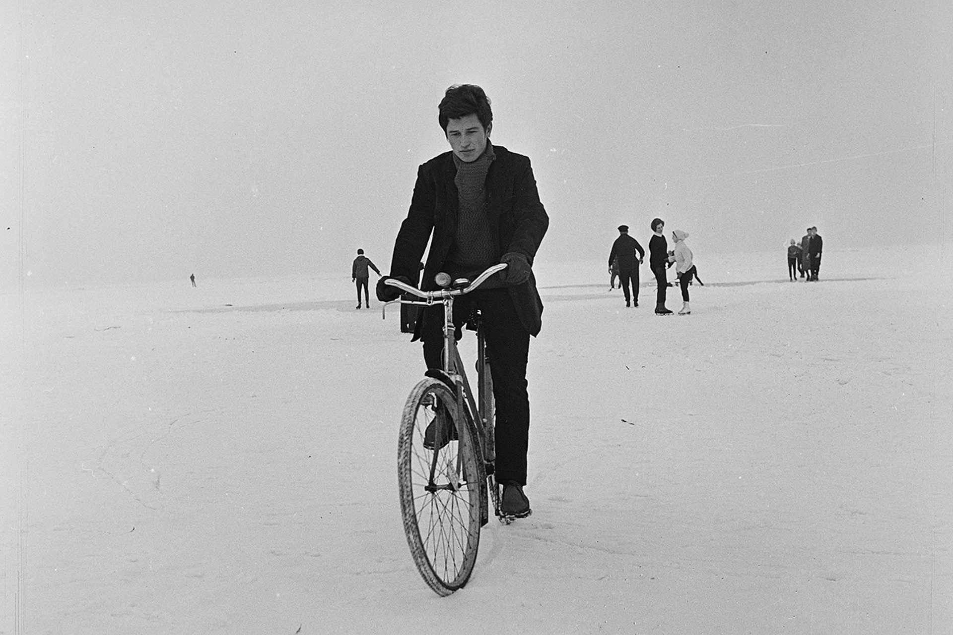 Bicikliző férfi és korcsolyázók a befagyott Balatonon, Siófoknál, 1971.
