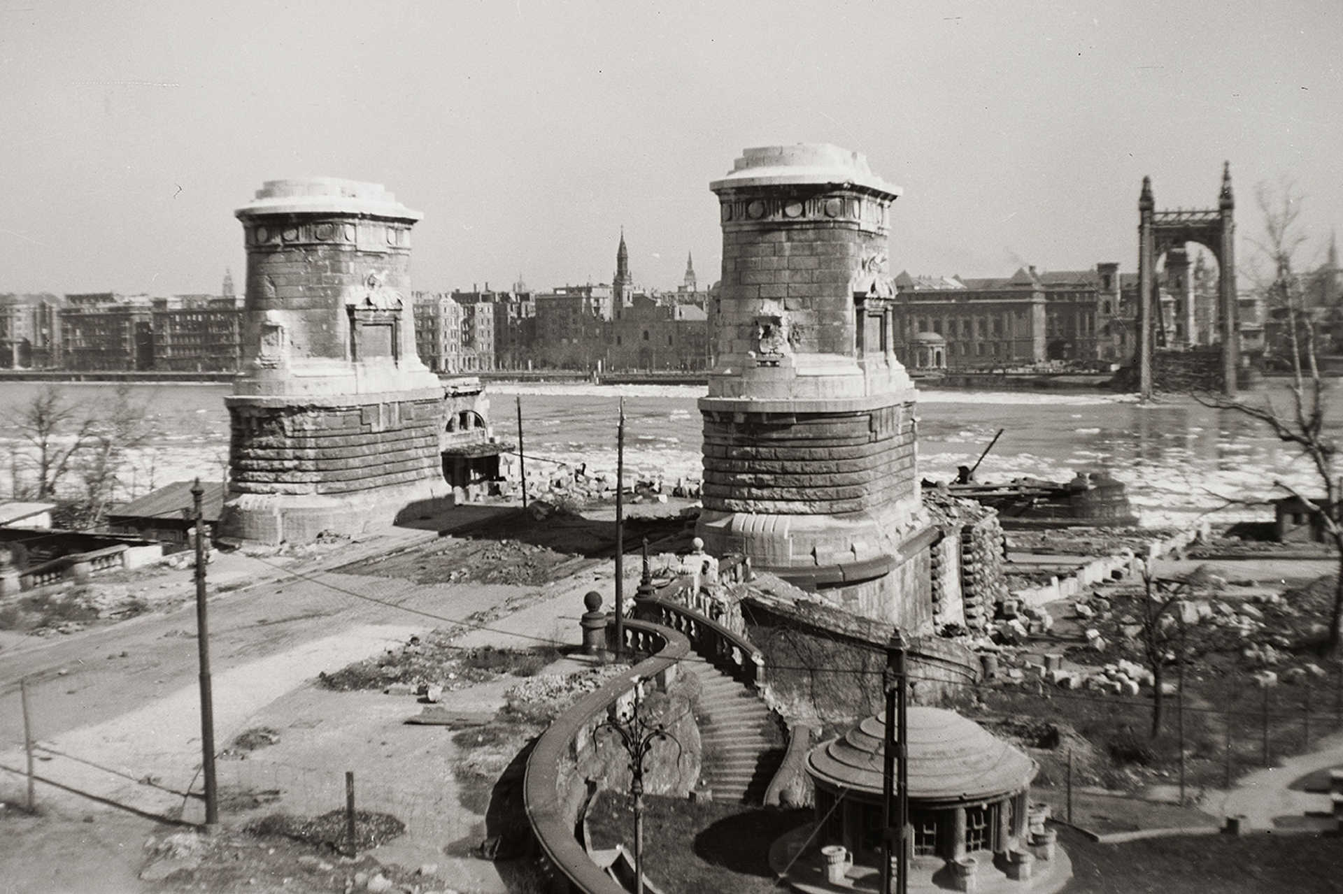 A lerombolt Erzsébet híd budai hídfője, háttérben a jeges Duna, 1947.